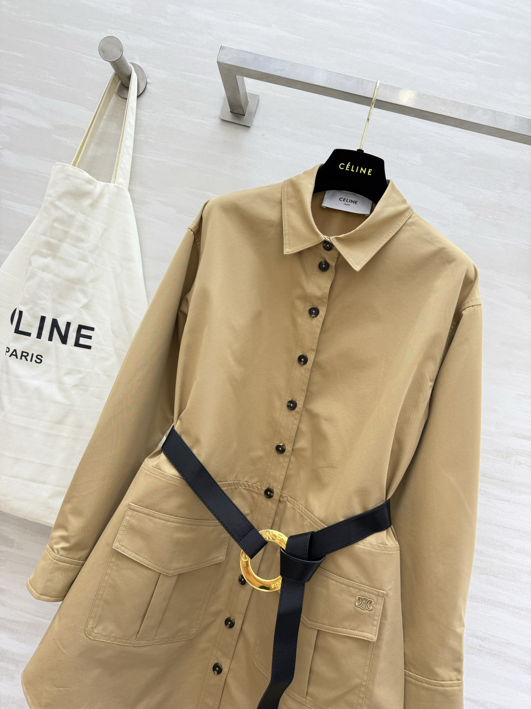 #Celin♡²⁶ 卡其衬衫裙 太戳我了✨ 经典翻领+单排扣设计 自带黑色腰带收腰瞬间勾勒出腰线 大口袋