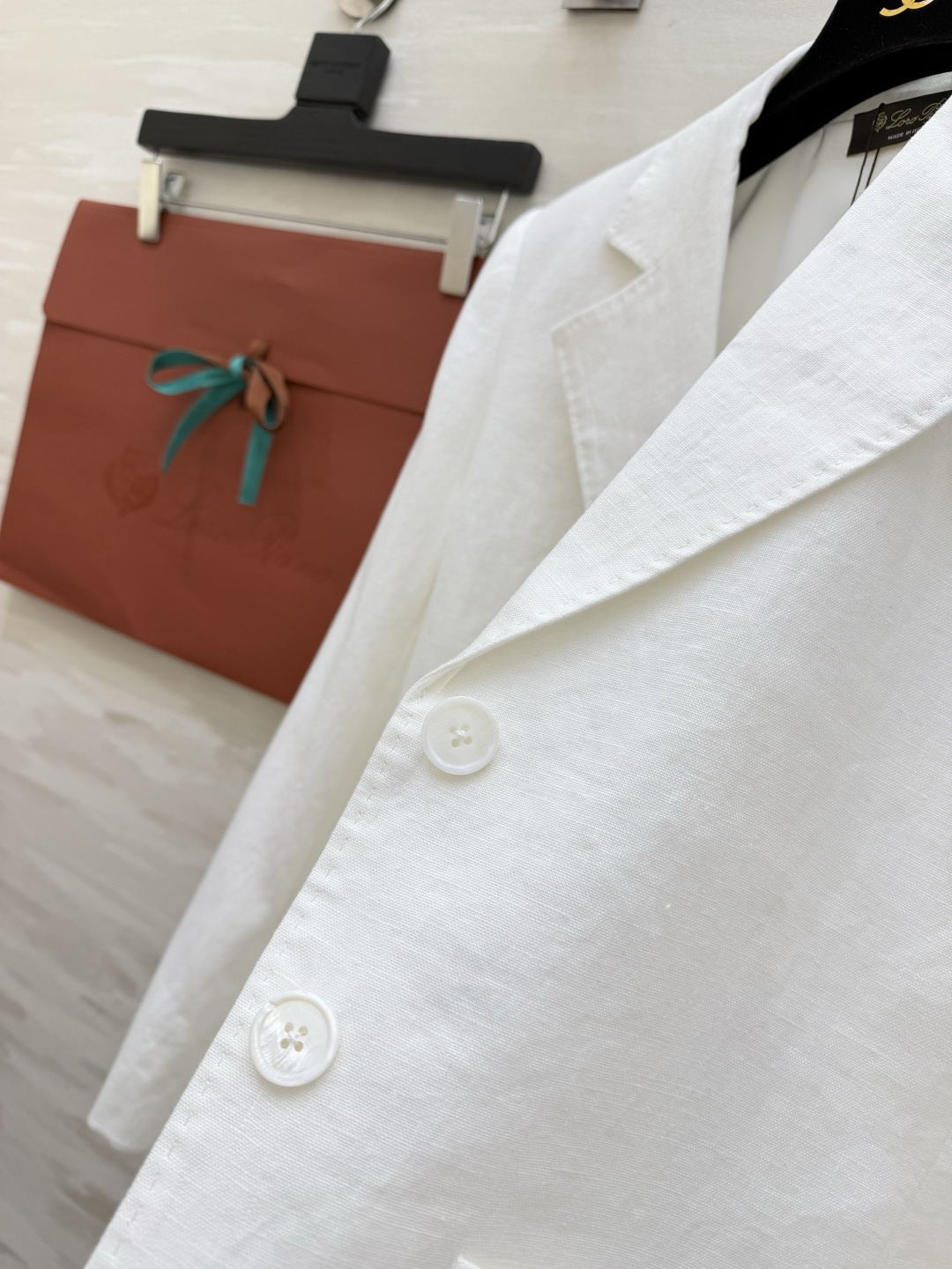 Loro Piana²⁶ 亚麻西装✨白/驼双色可选 天然亚麻肌理 透气又垂顺 利落剪裁+大口袋设计 松弛