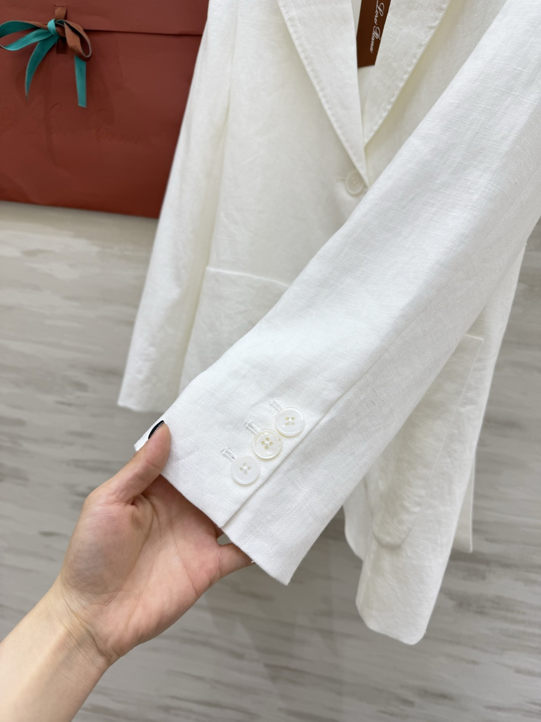 Loro Piana²⁶ 亚麻西装✨白/驼双色可选 天然亚麻肌理 透气又垂顺 利落剪裁+大口袋设计 松弛