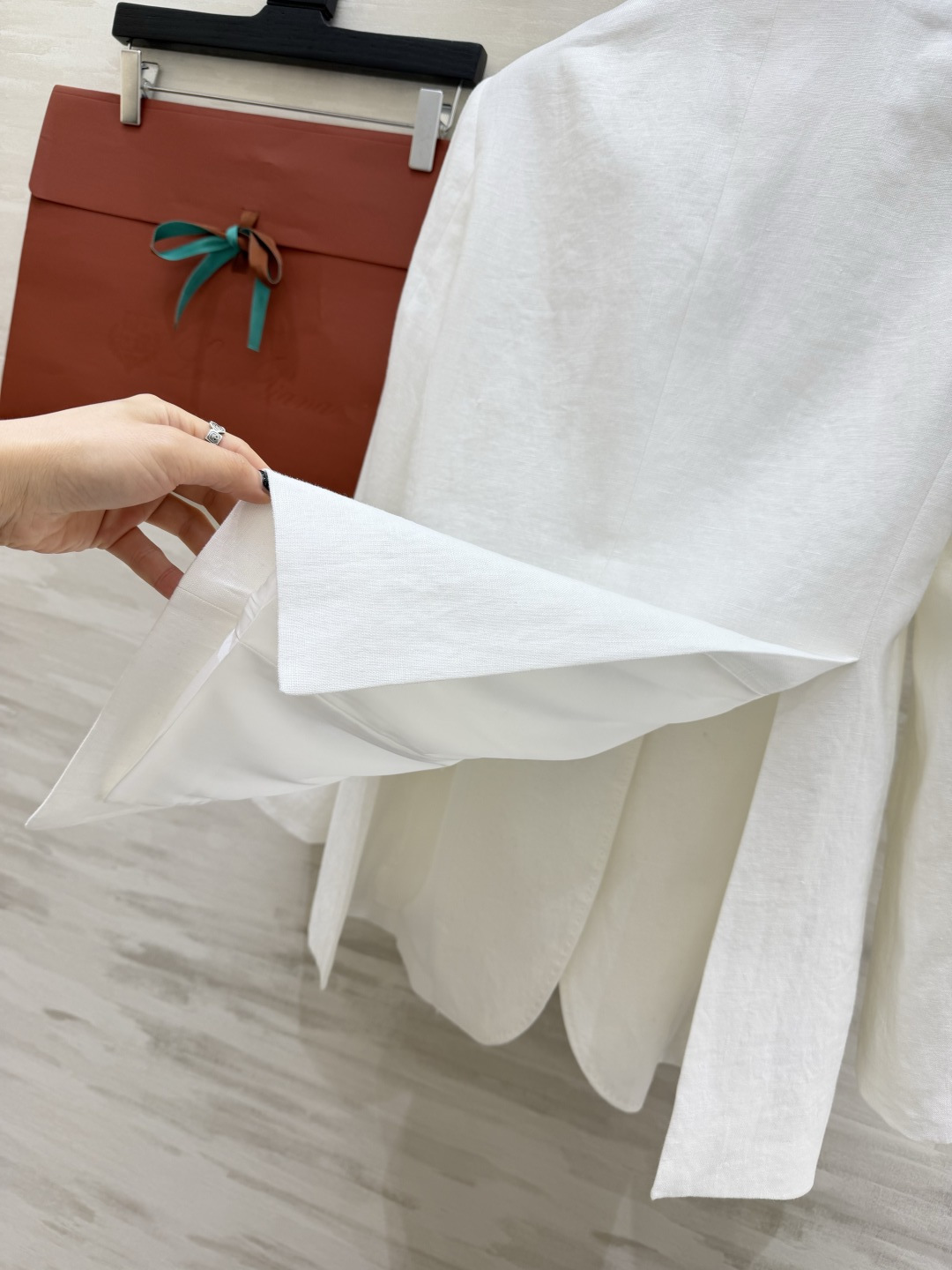 Loro Piana²⁶ 亚麻西装✨白/驼双色可选 天然亚麻肌理 透气又垂顺 利落剪裁+大口袋设计 松弛