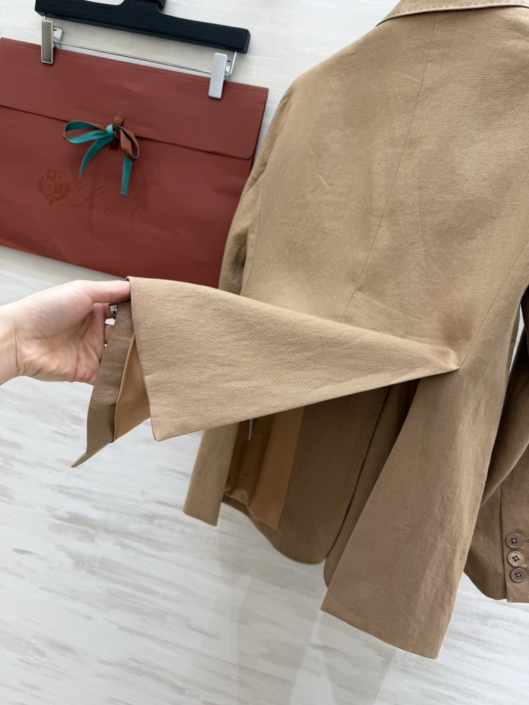 Loro Piana²⁶ 亚麻西装✨白/驼双色可选 天然亚麻肌理 透气又垂顺 利落剪裁+大口袋设计 松弛