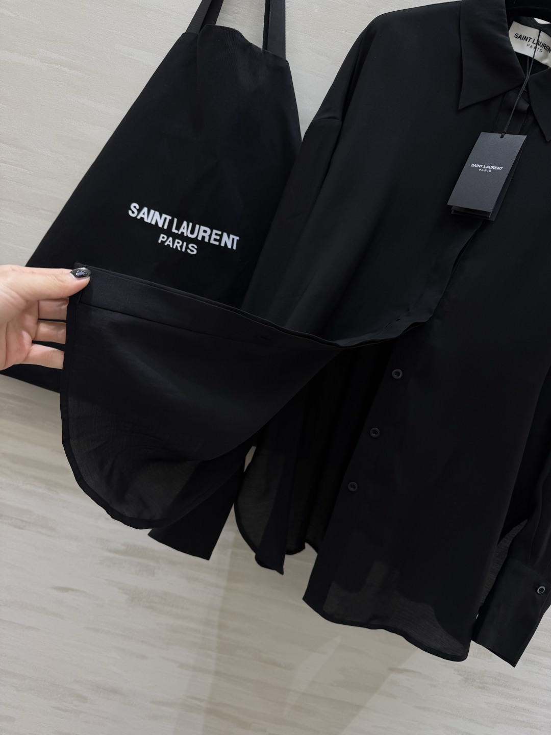 #ysl²⁶新款天丝套装 轻盈透气天丝质地 宽松版型随风轻轻摇曳 仿佛每一步都踏着夏日的微风 自在又惬意