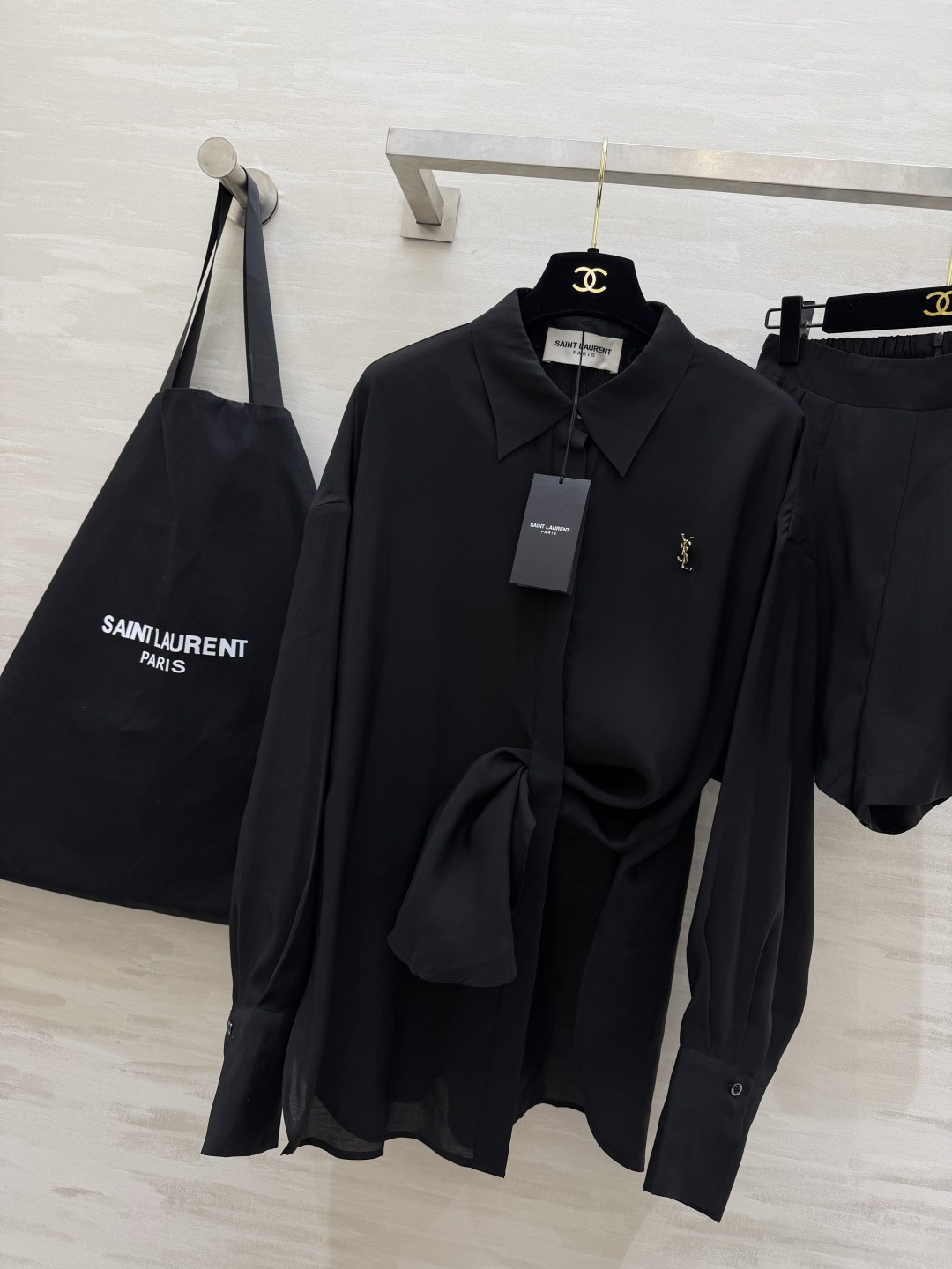 #ysl²⁶新款天丝套装 轻盈透气天丝质地 宽松版型随风轻轻摇曳 仿佛每一步都踏着夏日的微风 自在又惬意