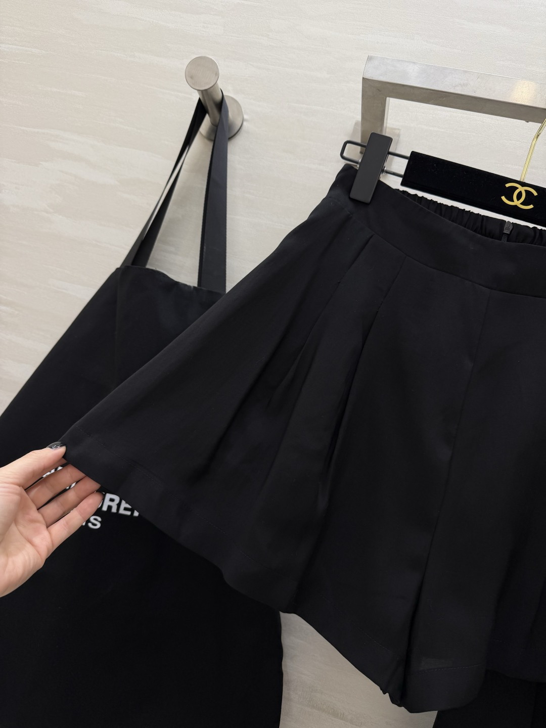 #ysl²⁶新款天丝套装 轻盈透气天丝质地 宽松版型随风轻轻摇曳 仿佛每一步都踏着夏日的微风 自在又惬意