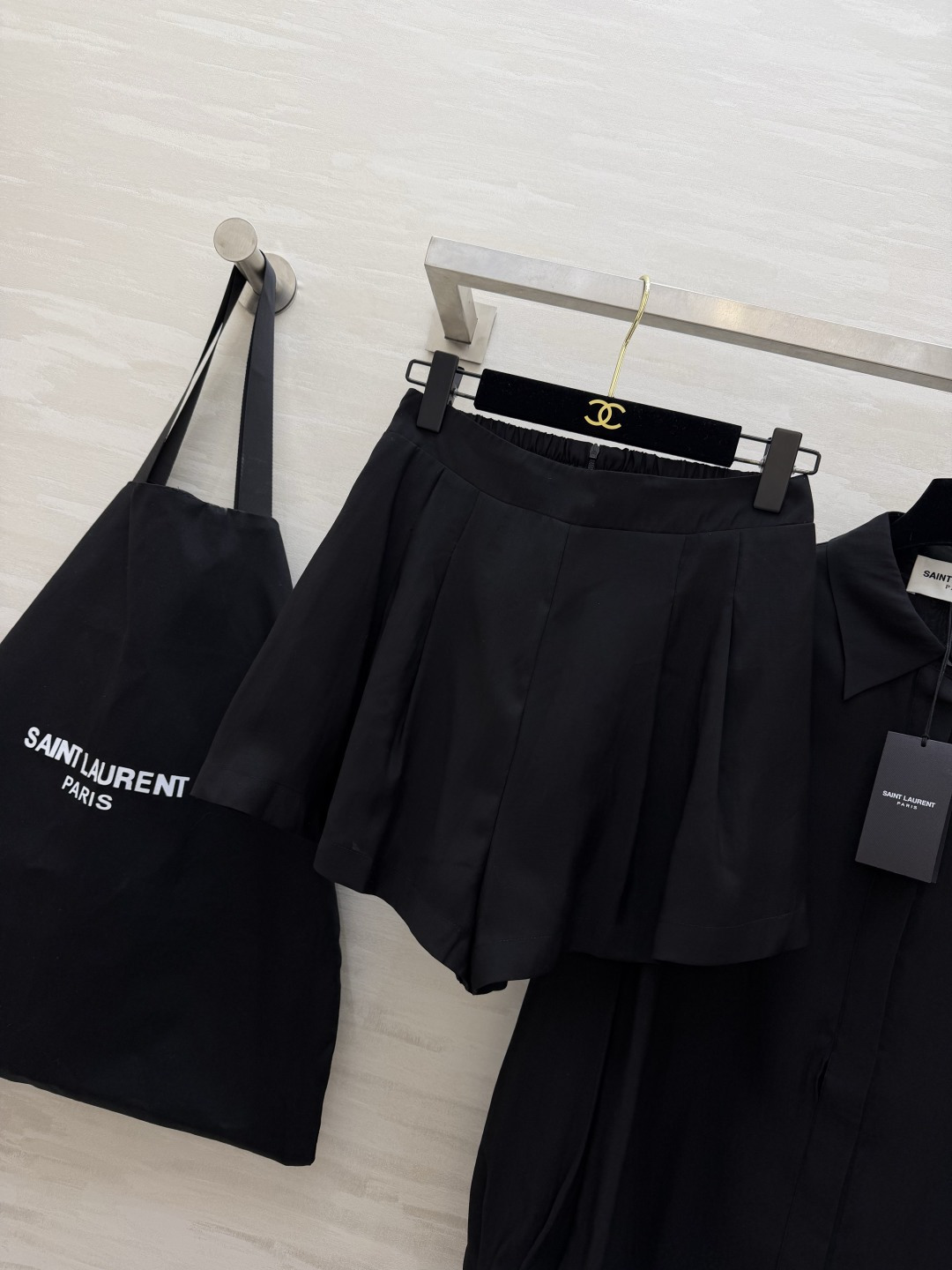 #ysl²⁶新款天丝套装 轻盈透气天丝质地 宽松版型随风轻轻摇曳 仿佛每一步都踏着夏日的微风 自在又惬意