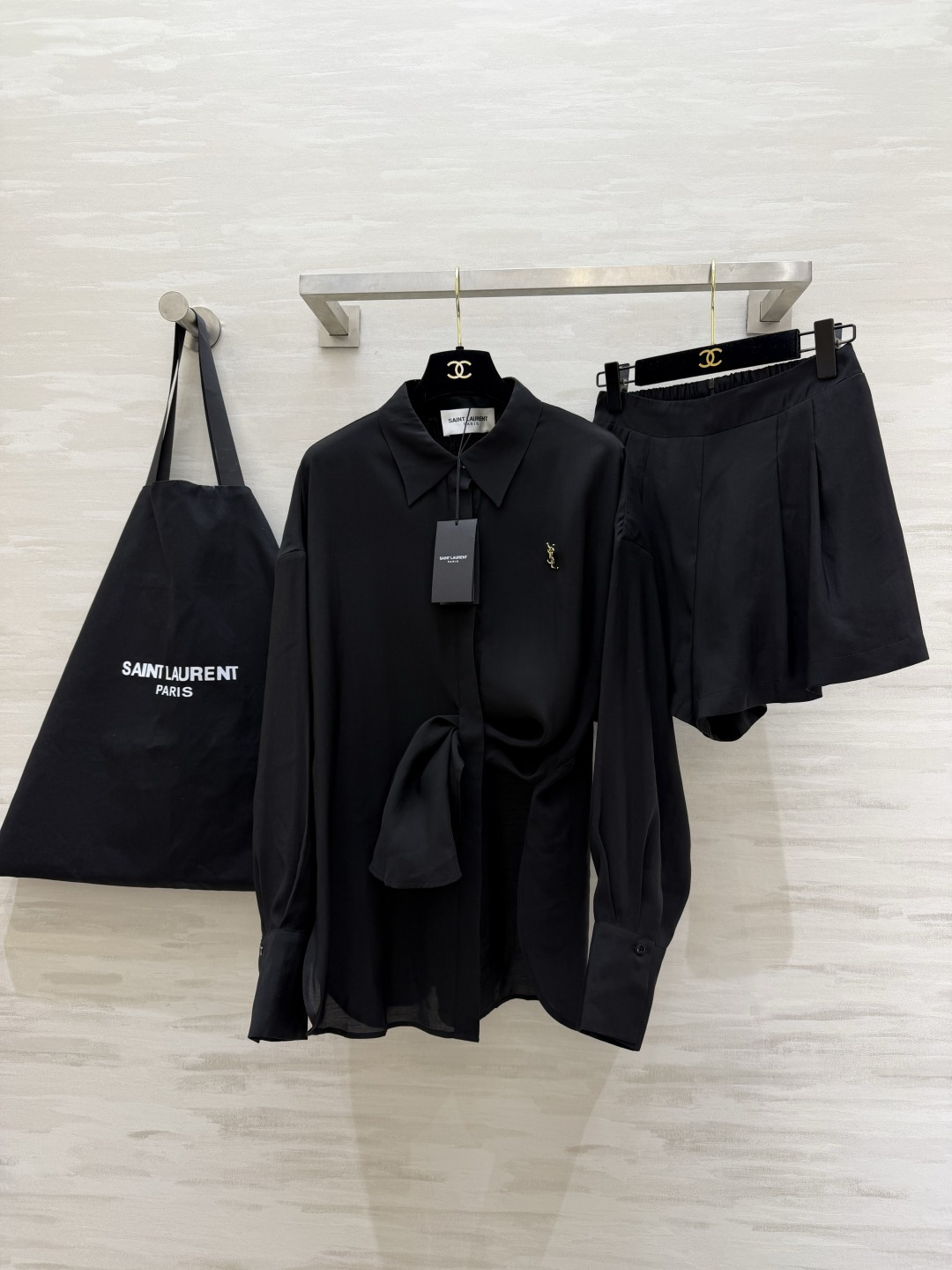 #ysl²⁶新款天丝套装 轻盈透气天丝质地 宽松版型随风轻轻摇曳 仿佛每一步都踏着夏日的微风 自在又惬意