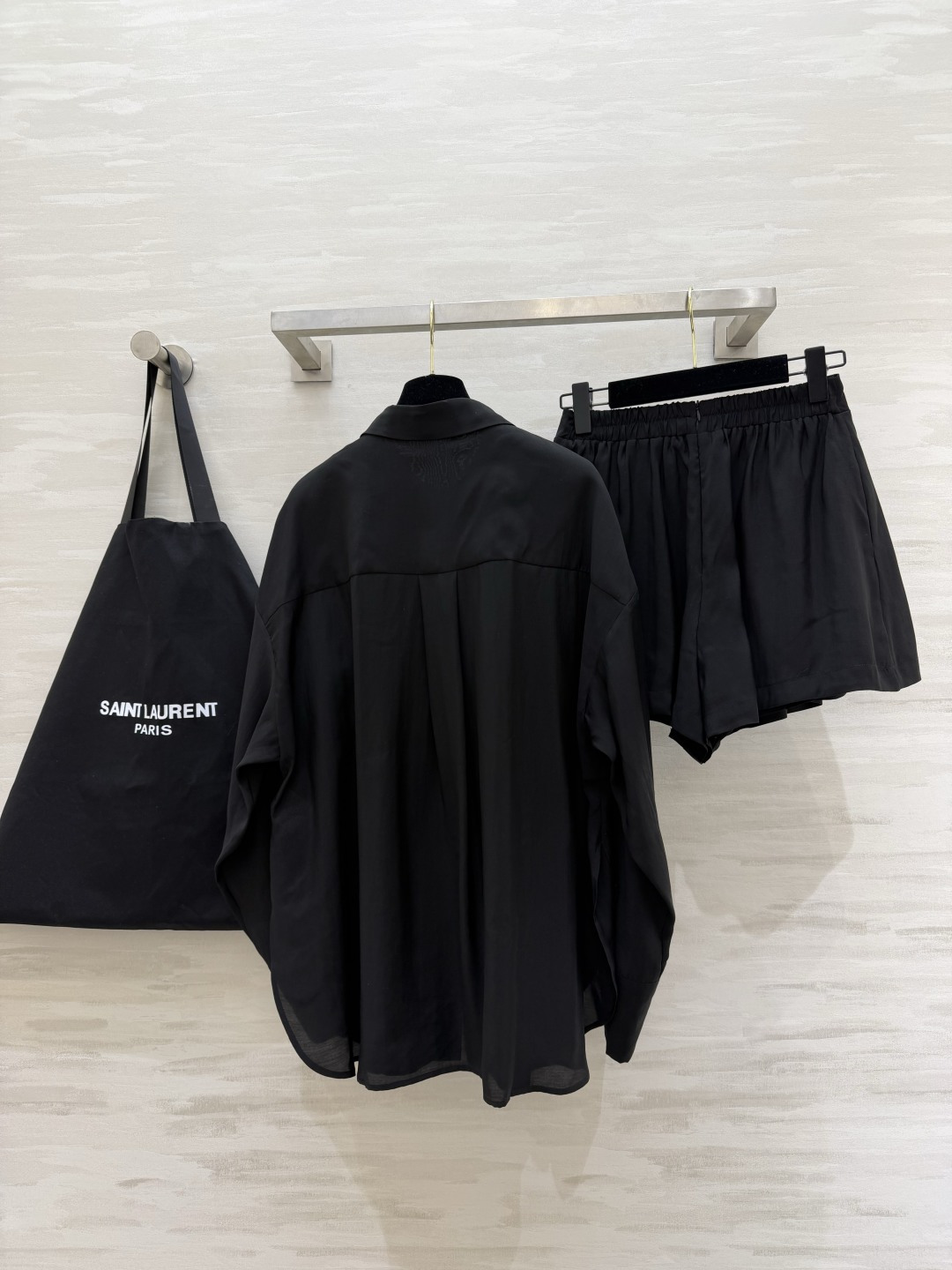 #ysl²⁶新款天丝套装 轻盈透气天丝质地 宽松版型随风轻轻摇曳 仿佛每一步都踏着夏日的微风 自在又惬意