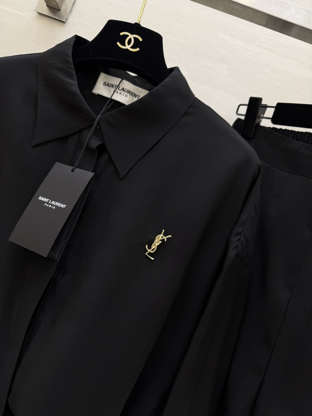 #ysl²⁶新款天丝套装 轻盈透气天丝质地 宽松版型随风轻轻摇曳 仿佛每一步都踏着夏日的微风 自在又惬意