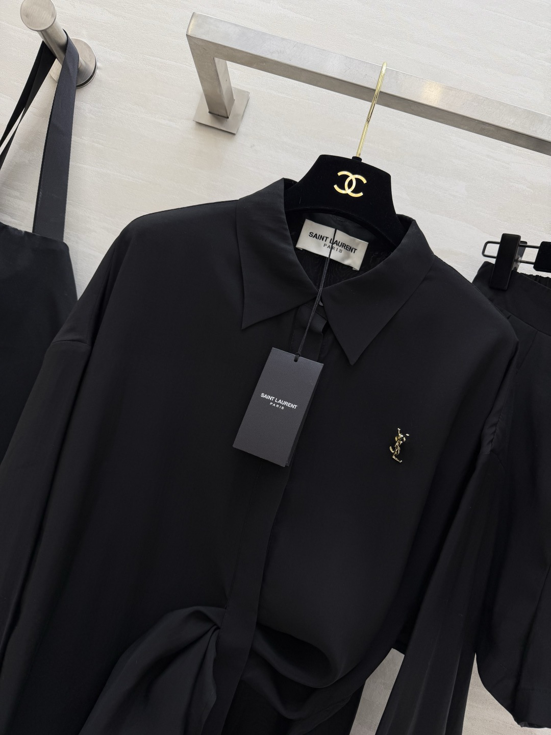 #ysl²⁶新款天丝套装 轻盈透气天丝质地 宽松版型随风轻轻摇曳 仿佛每一步都踏着夏日的微风 自在又惬意