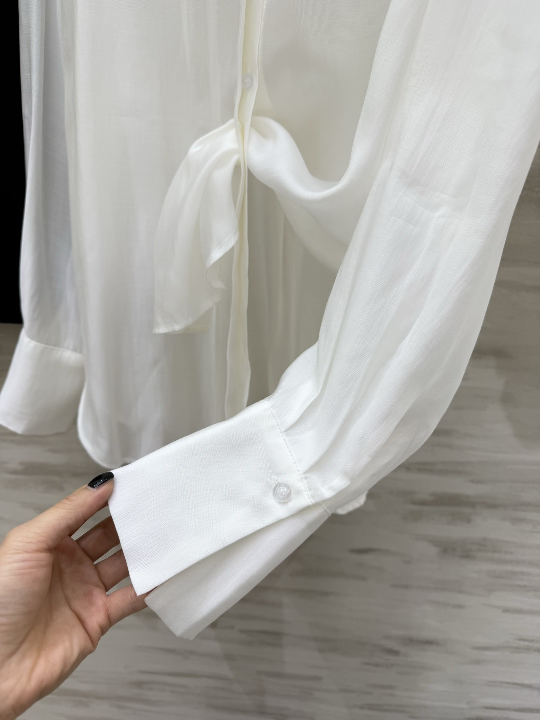 #ysl²⁶新款天丝套装 轻盈透气天丝质地 宽松版型随风轻轻摇曳 仿佛每一步都踏着夏日的微风 自在又惬意