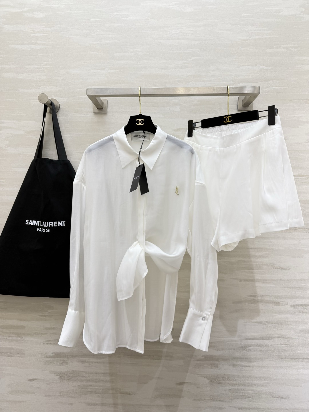 #ysl²⁶新款天丝套装 轻盈透气天丝质地 宽松版型随风轻轻摇曳 仿佛每一步都踏着夏日的微风 自在又惬意