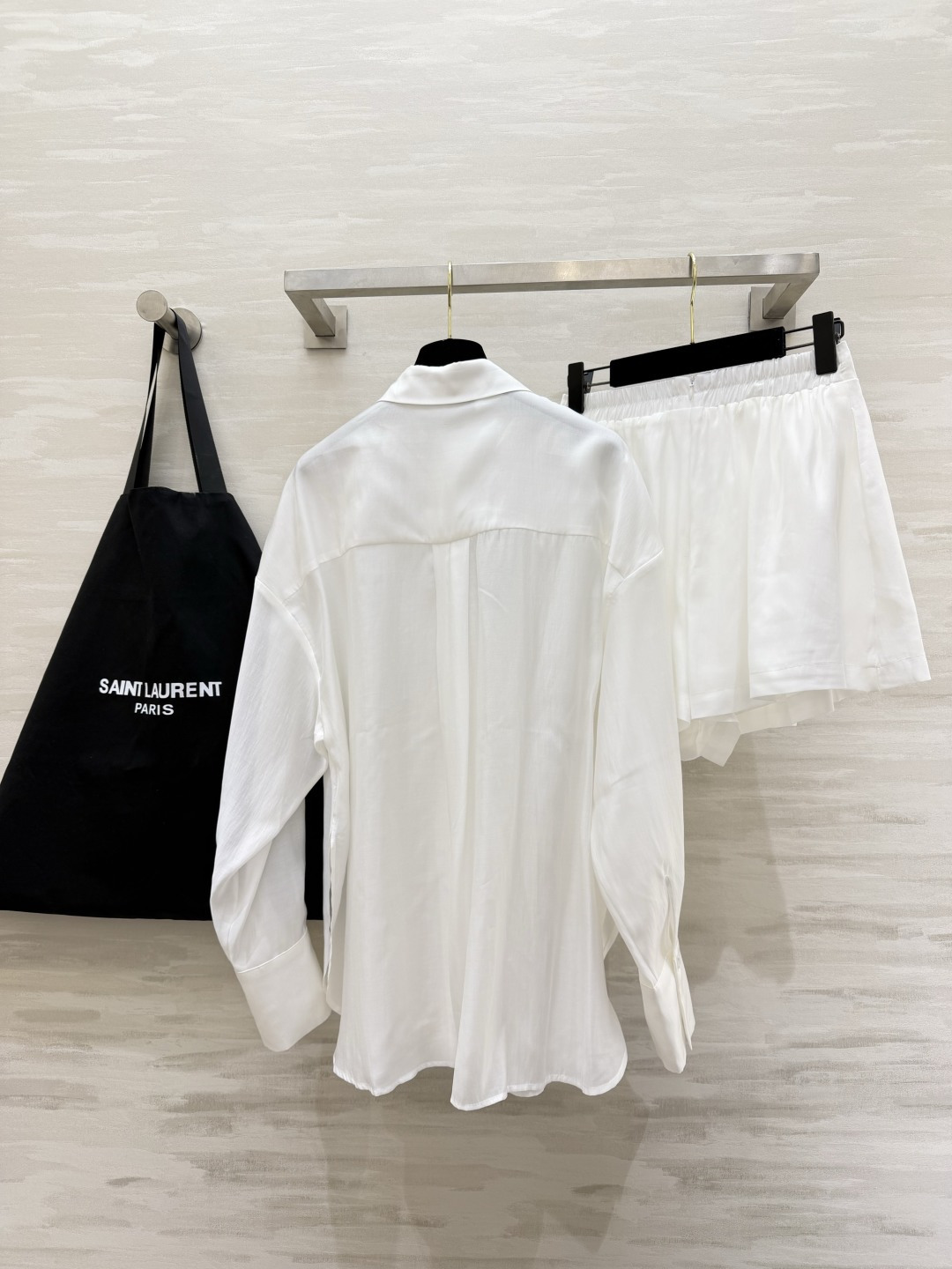 #ysl²⁶新款天丝套装 轻盈透气天丝质地 宽松版型随风轻轻摇曳 仿佛每一步都踏着夏日的微风 自在又惬意