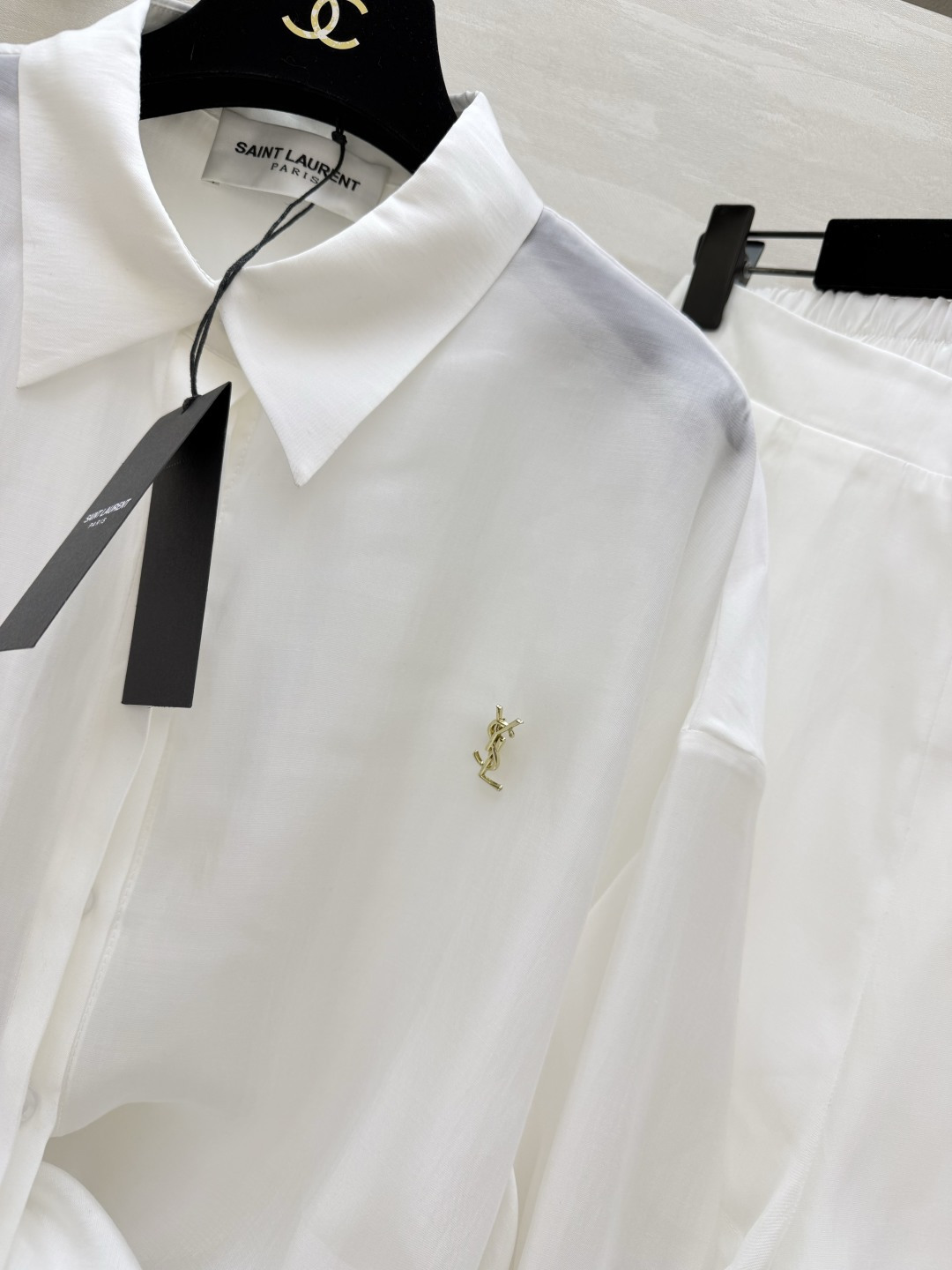 #ysl²⁶新款天丝套装 轻盈透气天丝质地 宽松版型随风轻轻摇曳 仿佛每一步都踏着夏日的微风 自在又惬意