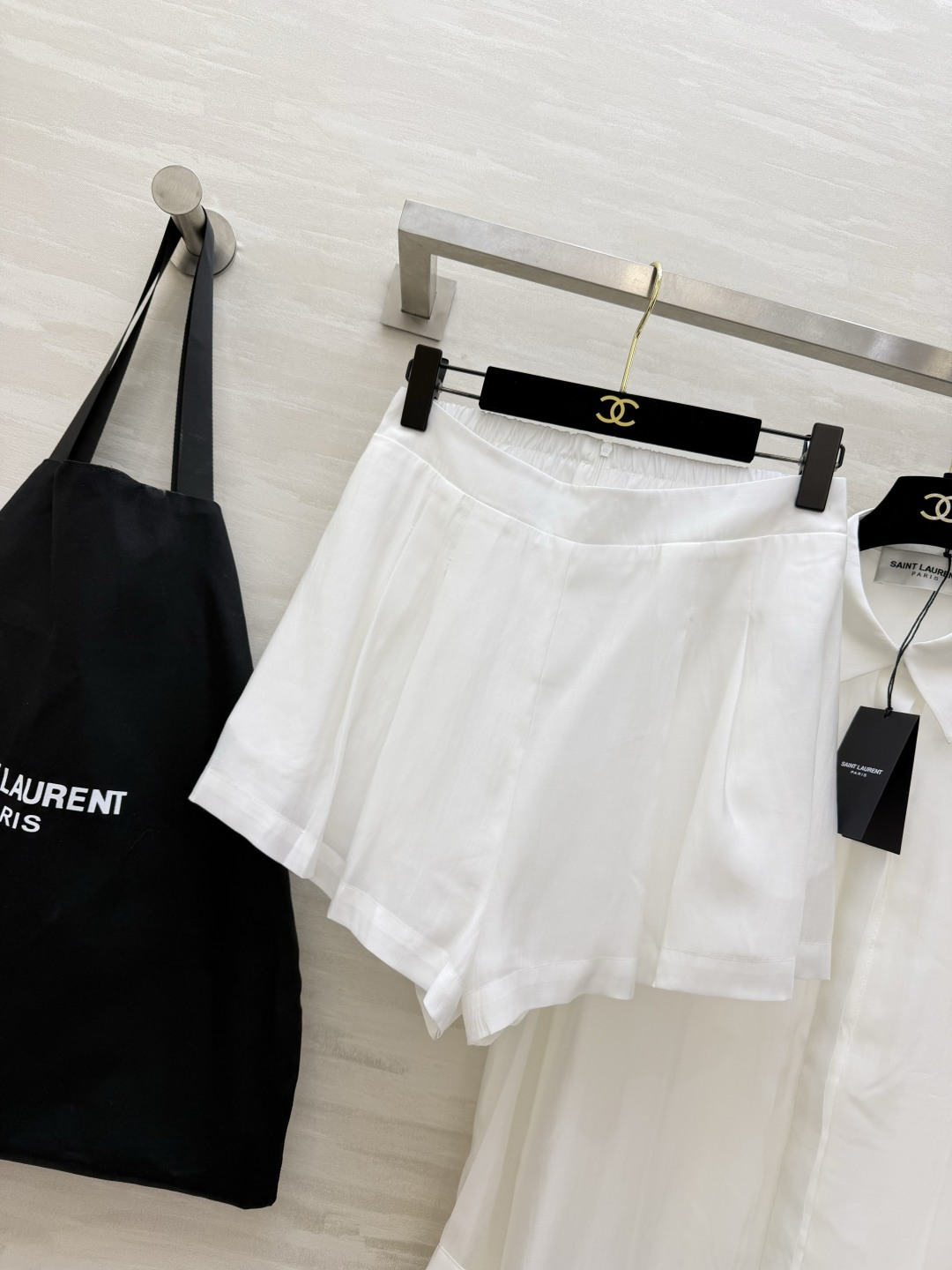 #ysl²⁶新款天丝套装 轻盈透气天丝质地 宽松版型随风轻轻摇曳 仿佛每一步都踏着夏日的微风 自在又惬意