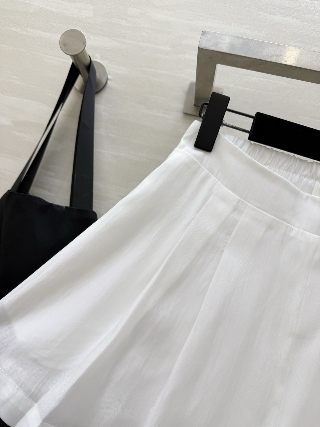 #ysl²⁶新款天丝套装 轻盈透气天丝质地 宽松版型随风轻轻摇曳 仿佛每一步都踏着夏日的微风 自在又惬意