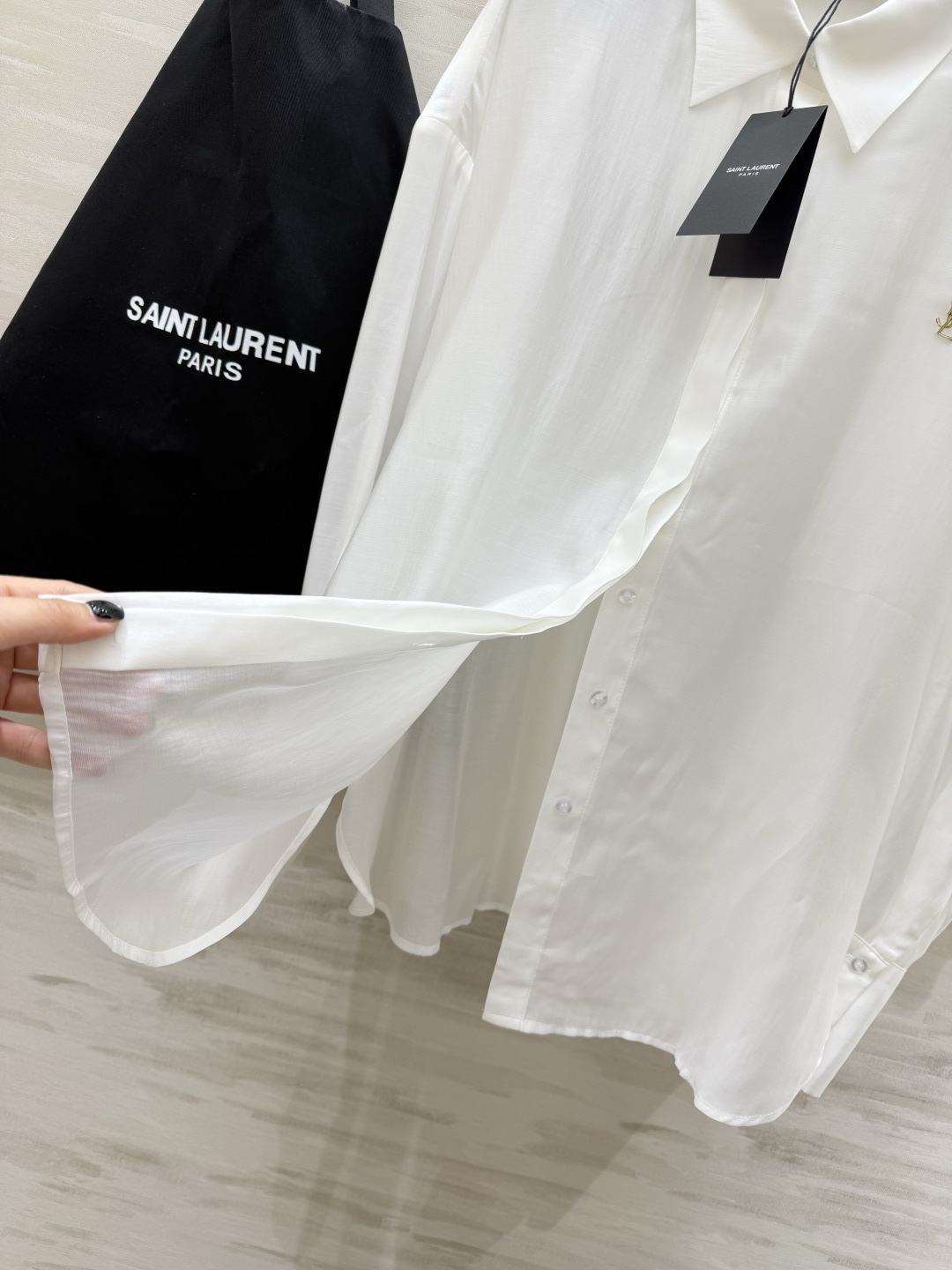 #ysl²⁶新款天丝套装 轻盈透气天丝质地 宽松版型随风轻轻摇曳 仿佛每一步都踏着夏日的微风 自在又惬意