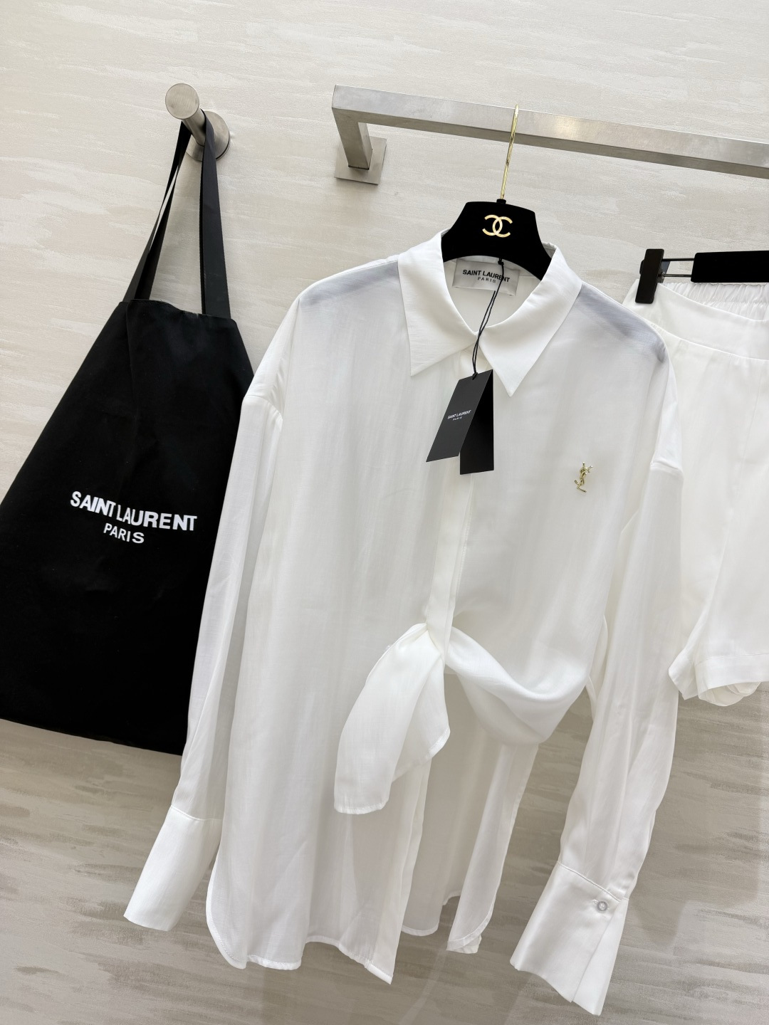 #ysl²⁶新款天丝套装 轻盈透气天丝质地 宽松版型随风轻轻摇曳 仿佛每一步都踏着夏日的微风 自在又惬意