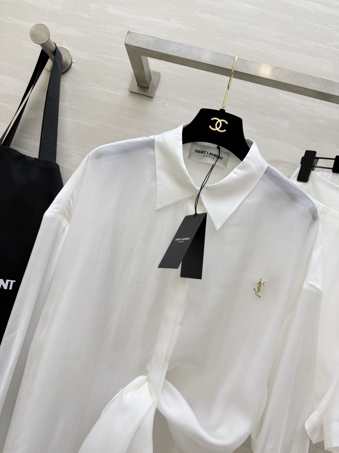 #ysl²⁶新款天丝套装 轻盈透气天丝质地 宽松版型随风轻轻摇曳 仿佛每一步都踏着夏日的微风 自在又惬意