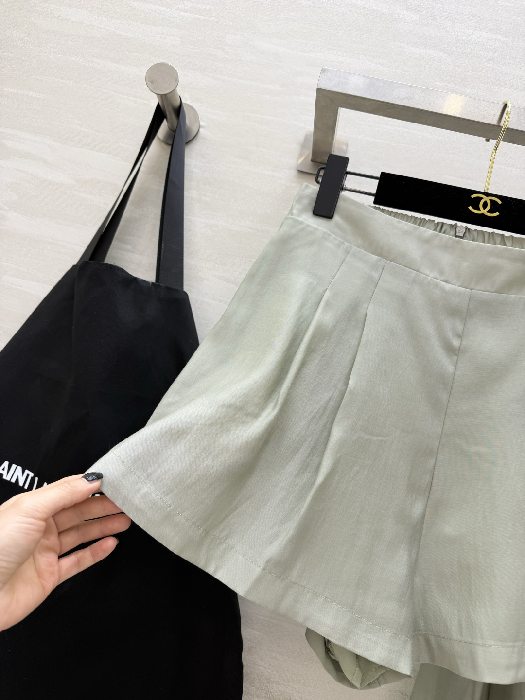 #ysl²⁶新款天丝套装 轻盈透气天丝质地 宽松版型随风轻轻摇曳 仿佛每一步都踏着夏日的微风 自在又惬意