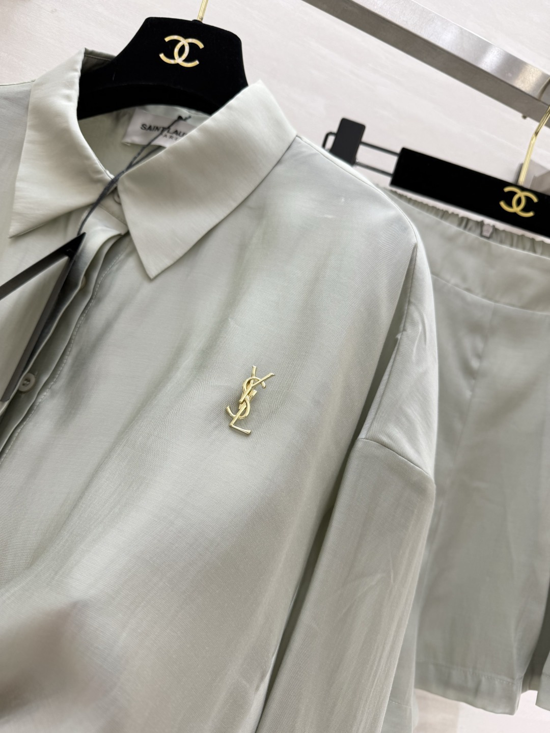 #ysl²⁶新款天丝套装 轻盈透气天丝质地 宽松版型随风轻轻摇曳 仿佛每一步都踏着夏日的微风 自在又惬意