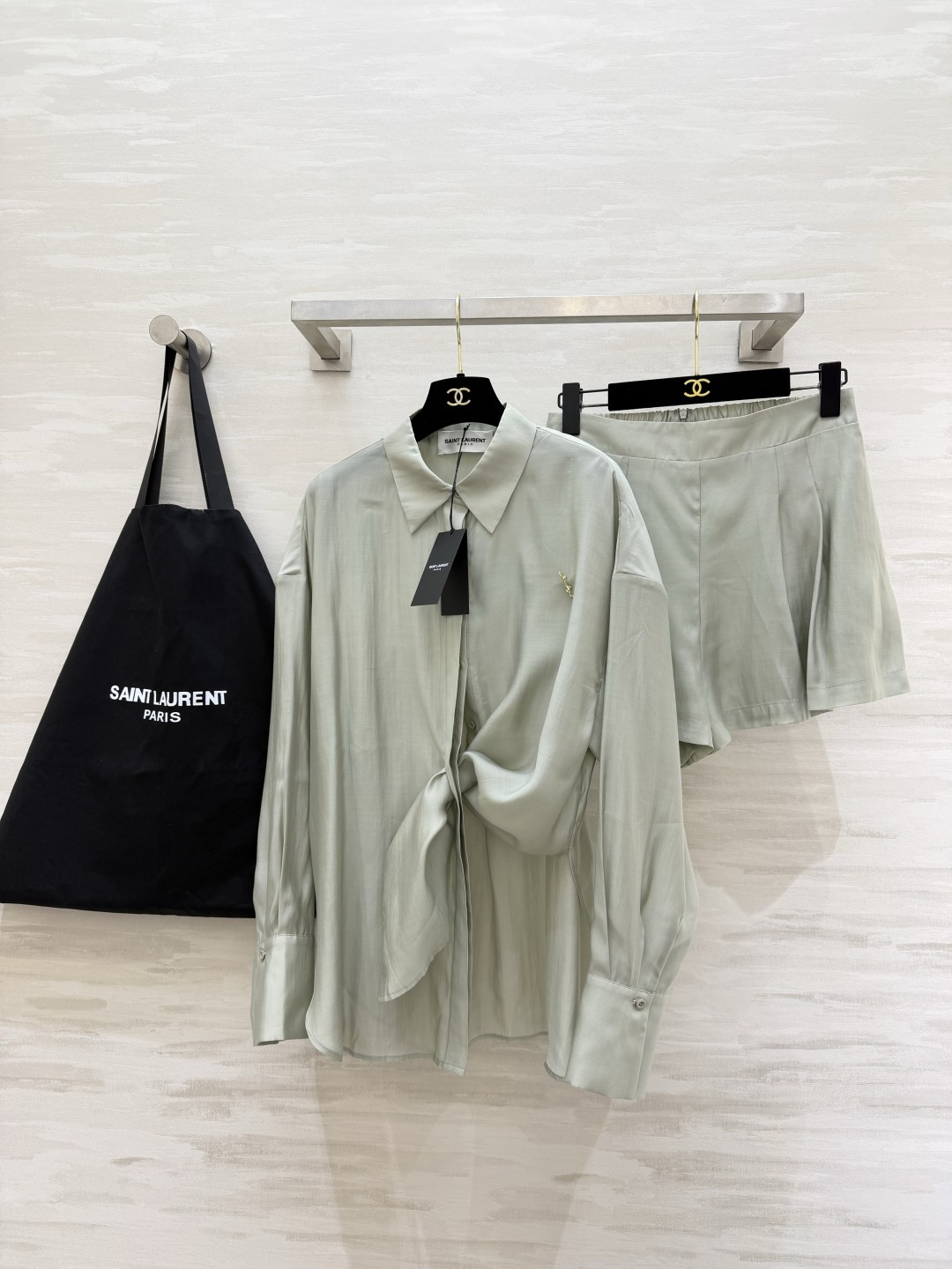 #ysl²⁶新款天丝套装 轻盈透气天丝质地 宽松版型随风轻轻摇曳 仿佛每一步都踏着夏日的微风 自在又惬意