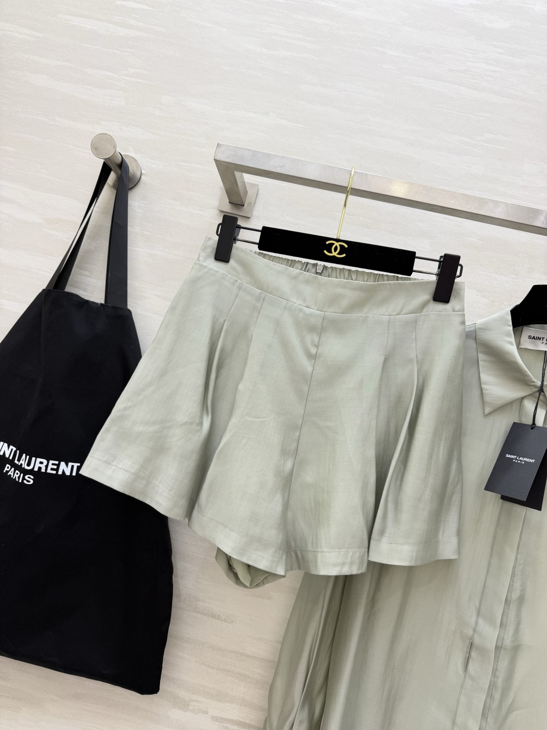 #ysl²⁶新款天丝套装 轻盈透气天丝质地 宽松版型随风轻轻摇曳 仿佛每一步都踏着夏日的微风 自在又惬意