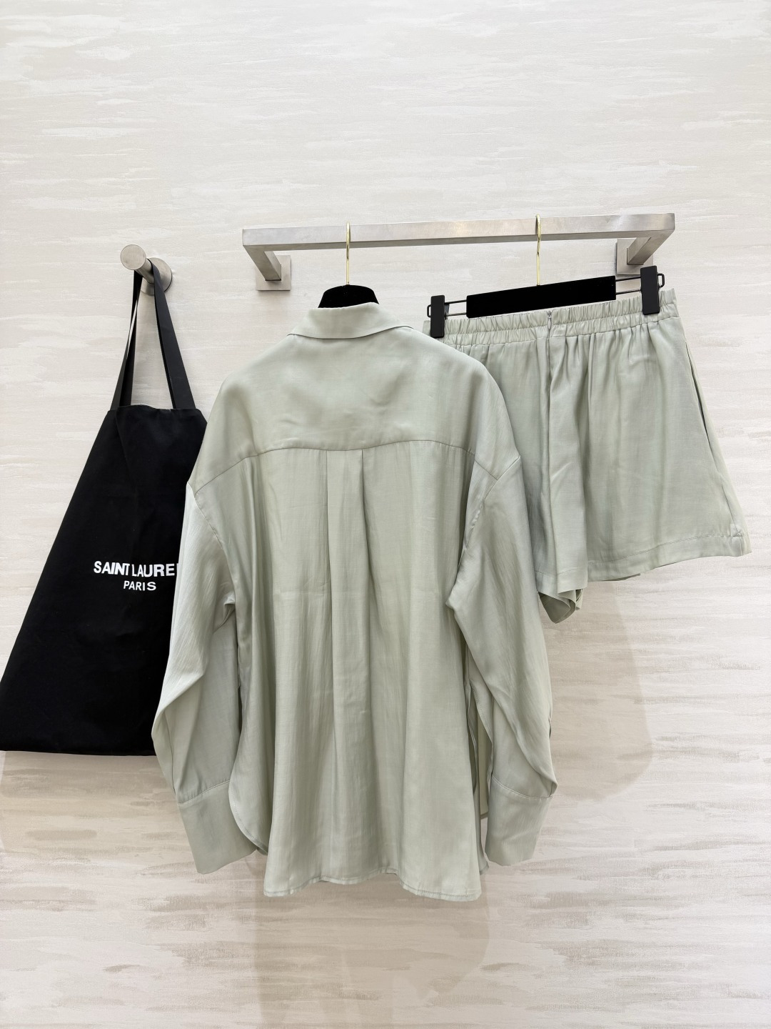 #ysl²⁶新款天丝套装 轻盈透气天丝质地 宽松版型随风轻轻摇曳 仿佛每一步都踏着夏日的微风 自在又惬意