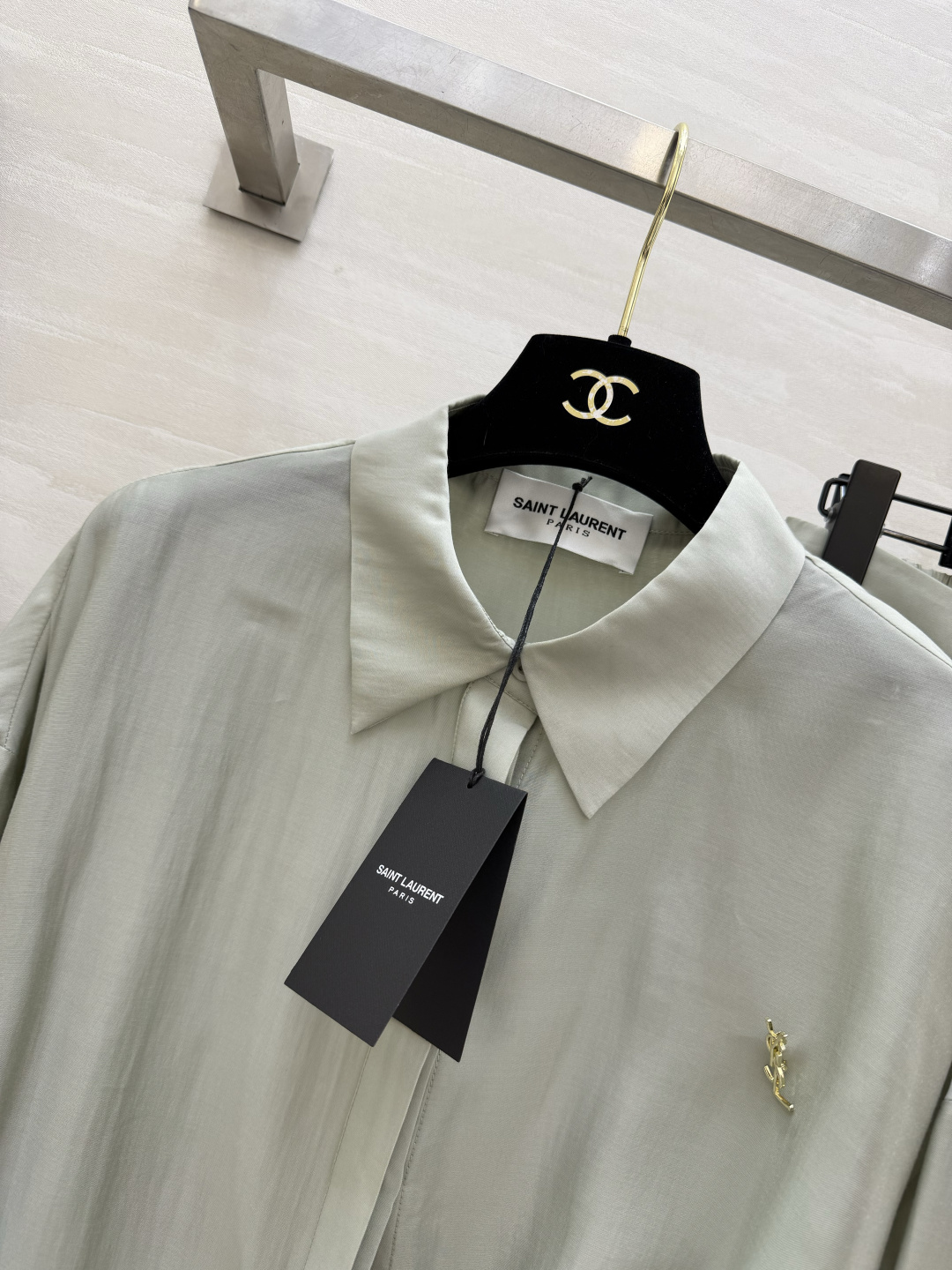 #ysl²⁶新款天丝套装 轻盈透气天丝质地 宽松版型随风轻轻摇曳 仿佛每一步都踏着夏日的微风 自在又惬意