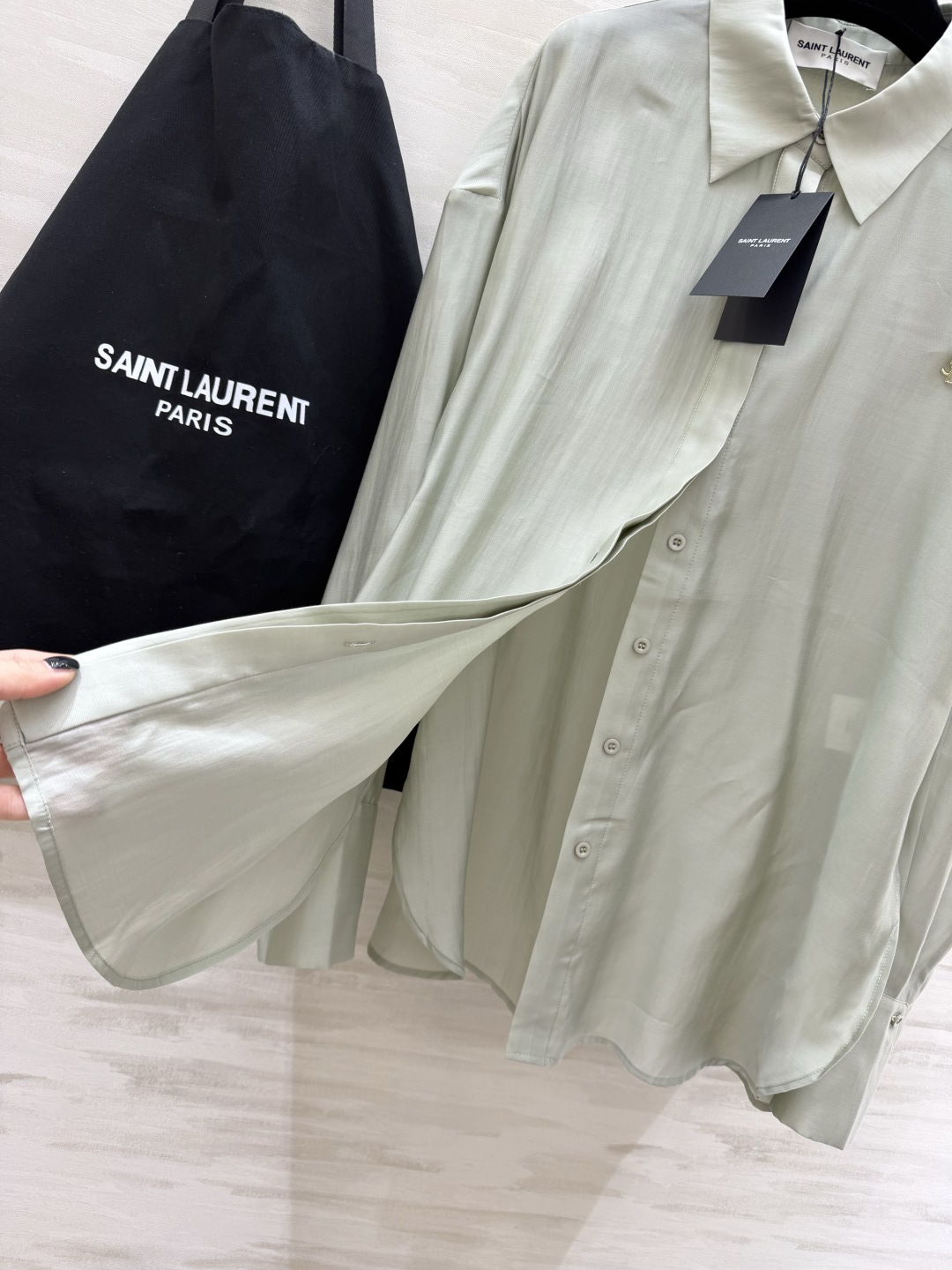 #ysl²⁶新款天丝套装 轻盈透气天丝质地 宽松版型随风轻轻摇曳 仿佛每一步都踏着夏日的微风 自在又惬意