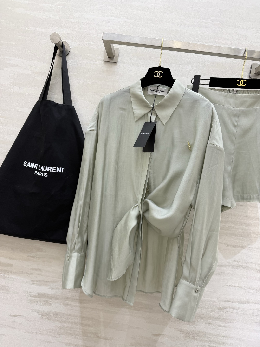 #ysl²⁶新款天丝套装 轻盈透气天丝质地 宽松版型随风轻轻摇曳 仿佛每一步都踏着夏日的微风 自在又惬意