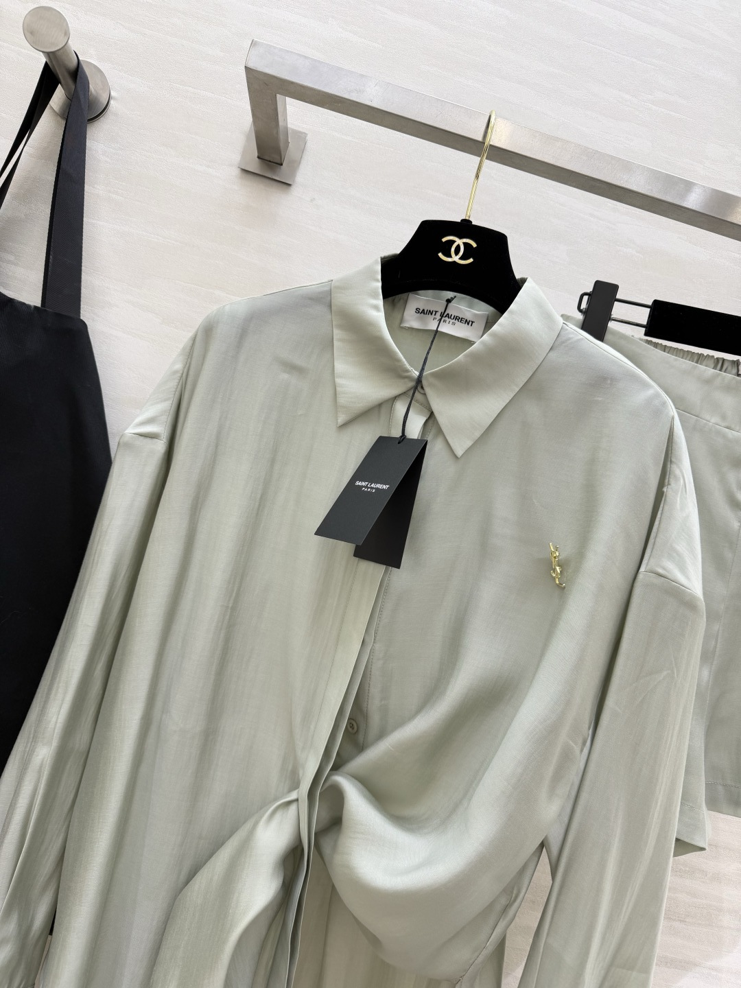 #ysl²⁶新款天丝套装 轻盈透气天丝质地 宽松版型随风轻轻摇曳 仿佛每一步都踏着夏日的微风 自在又惬意