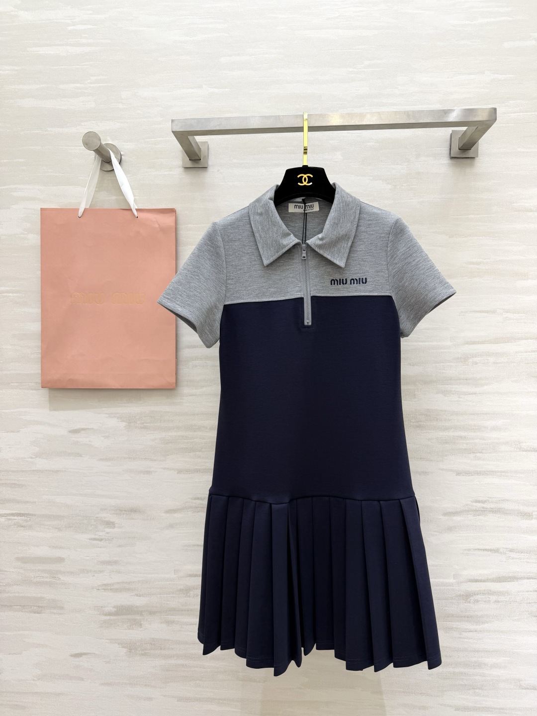 ✨ Miu系 学院风Polo百褶裙 撞色拼接设计 上浅下深的经典配色 干净又显气质 Polo领+半拉链 
