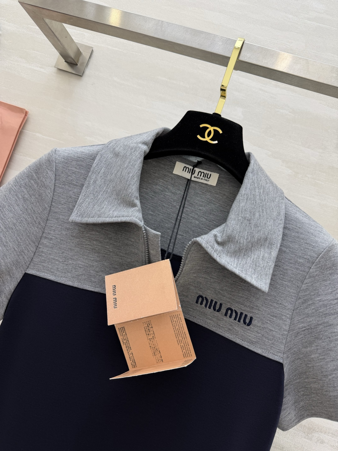 ✨ Miu系 学院风Polo百褶裙 撞色拼接设计 上浅下深的经典配色 干净又显气质 Polo领+半拉链 