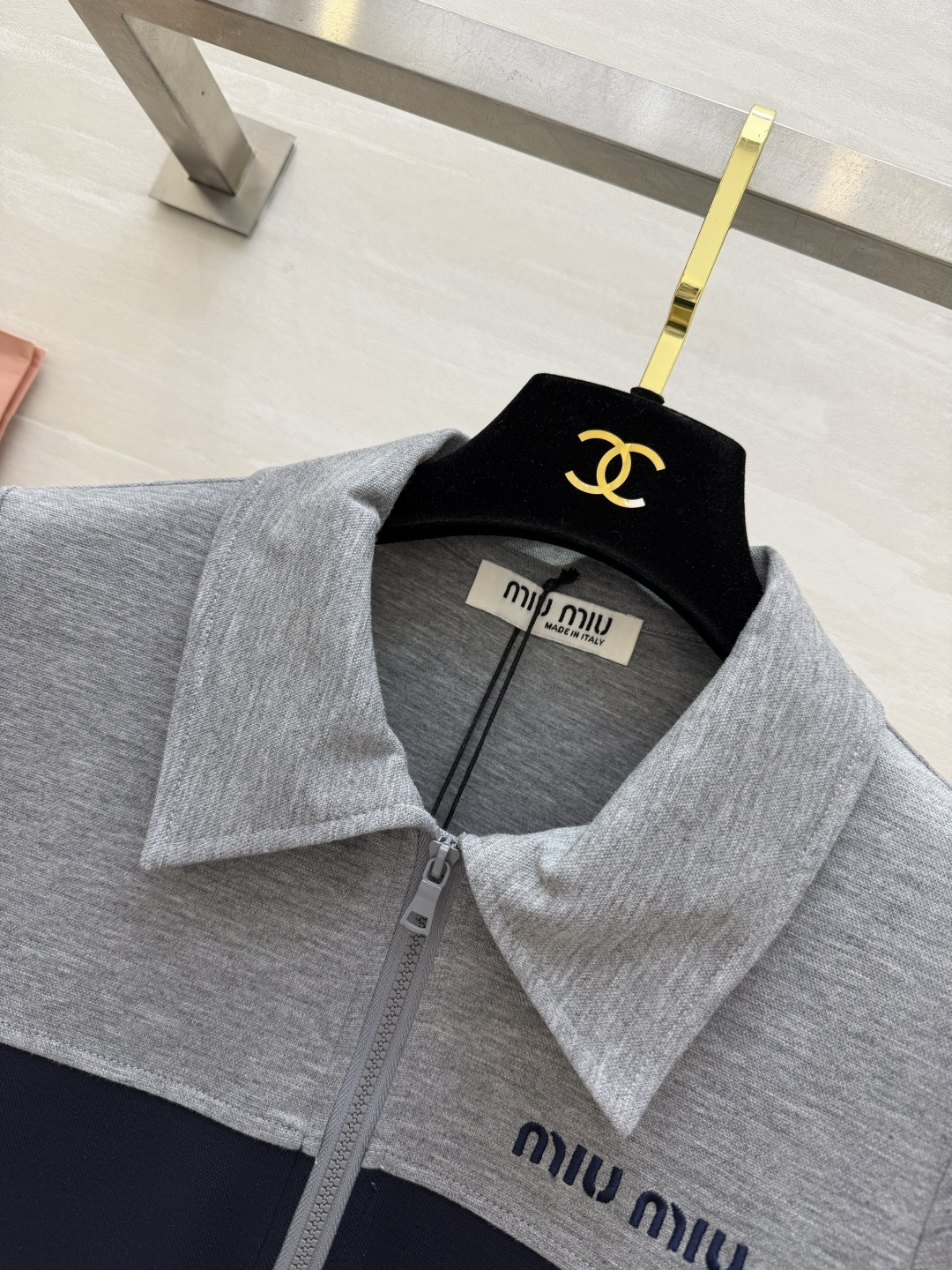 ✨ Miu系 学院风Polo百褶裙 撞色拼接设计 上浅下深的经典配色 干净又显气质 Polo领+半拉链 