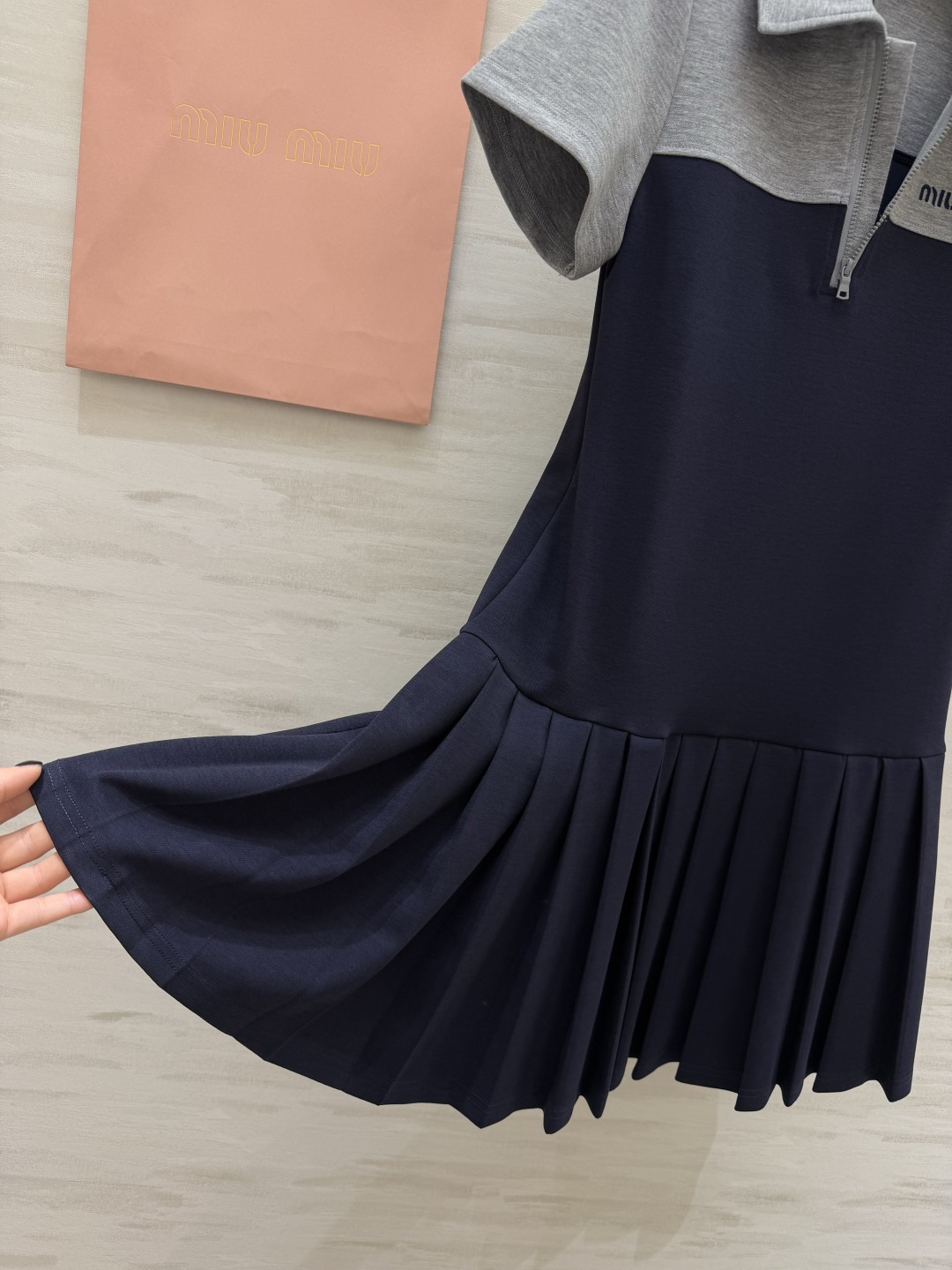 ✨ Miu系 学院风Polo百褶裙 撞色拼接设计 上浅下深的经典配色 干净又显气质 Polo领+半拉链 