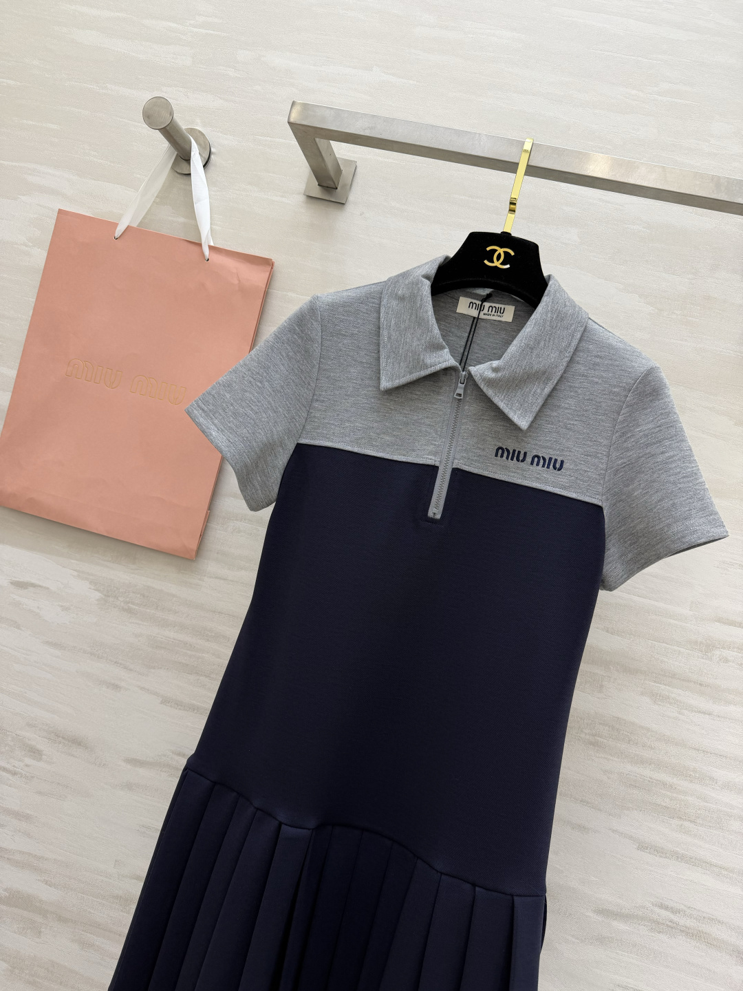 ✨ Miu系 学院风Polo百褶裙 撞色拼接设计 上浅下深的经典配色 干净又显气质 Polo领+半拉链 