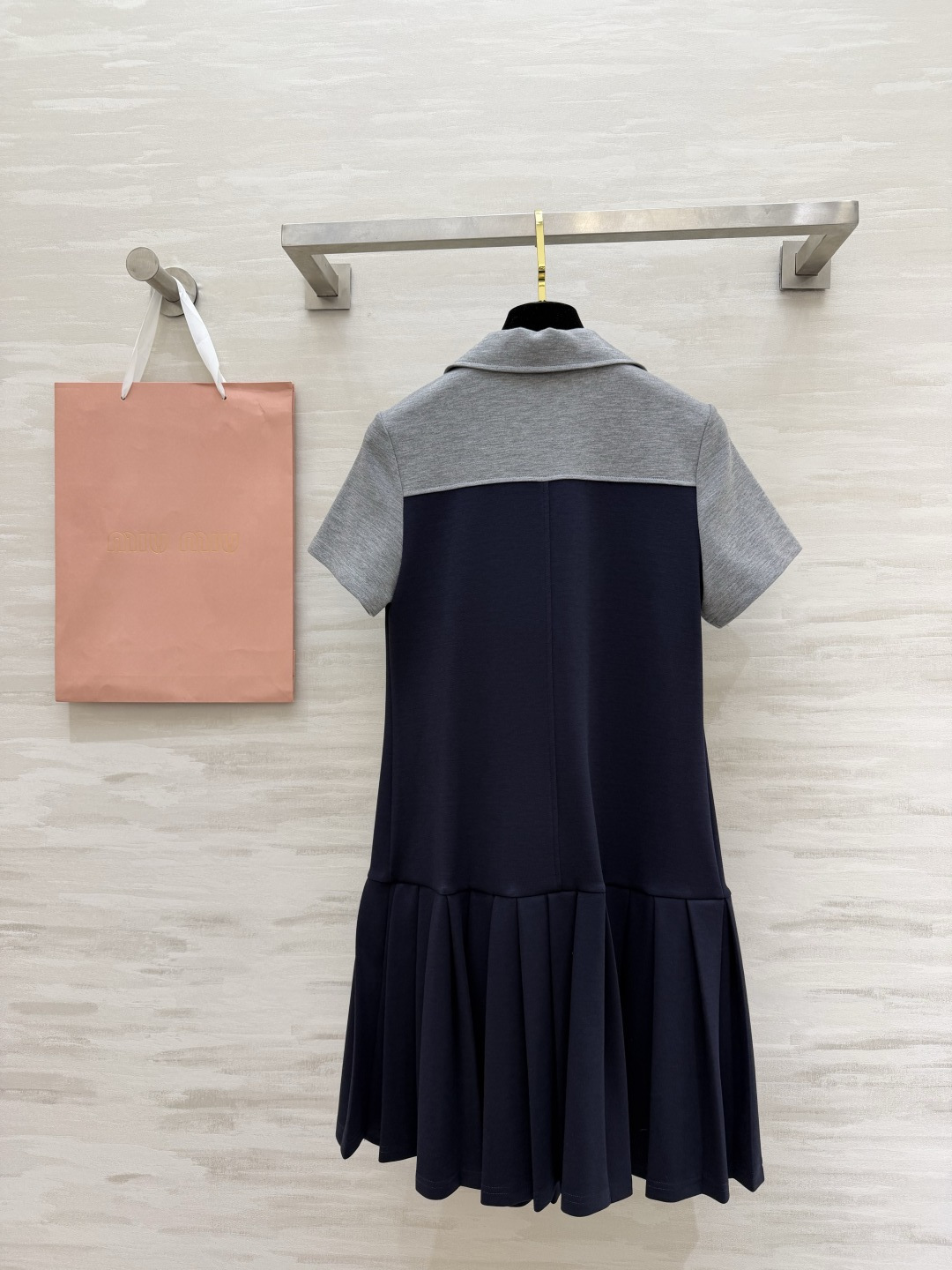 ✨ Miu系 学院风Polo百褶裙 撞色拼接设计 上浅下深的经典配色 干净又显气质 Polo领+半拉链 