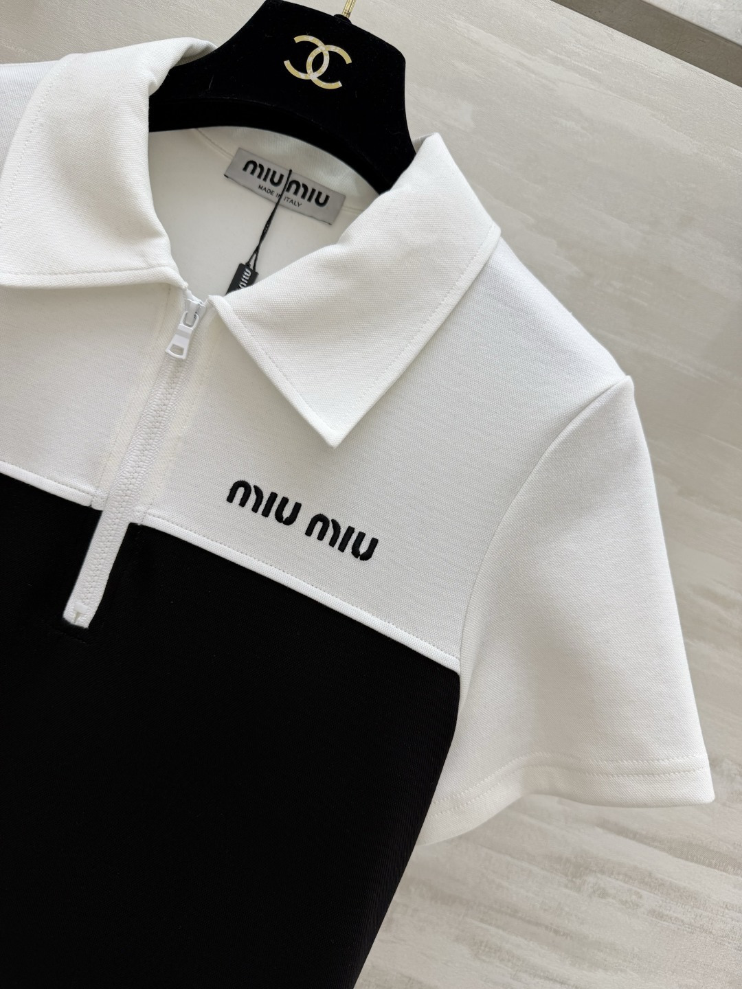 ✨ Miu系 学院风Polo百褶裙 撞色拼接设计 上浅下深的经典配色 干净又显气质 Polo领+半拉链 