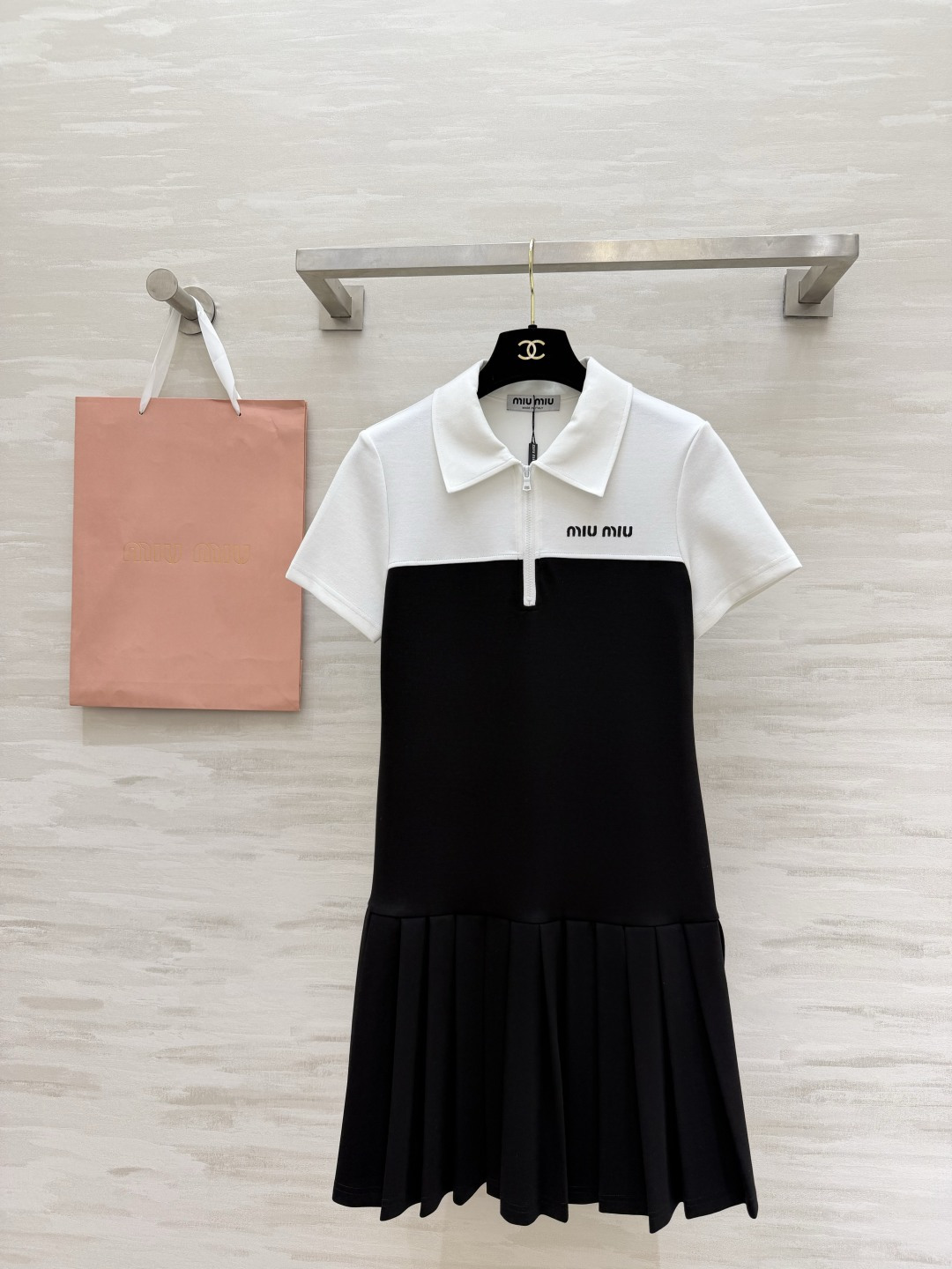 ✨ Miu系 学院风Polo百褶裙 撞色拼接设计 上浅下深的经典配色 干净又显气质 Polo领+半拉链 