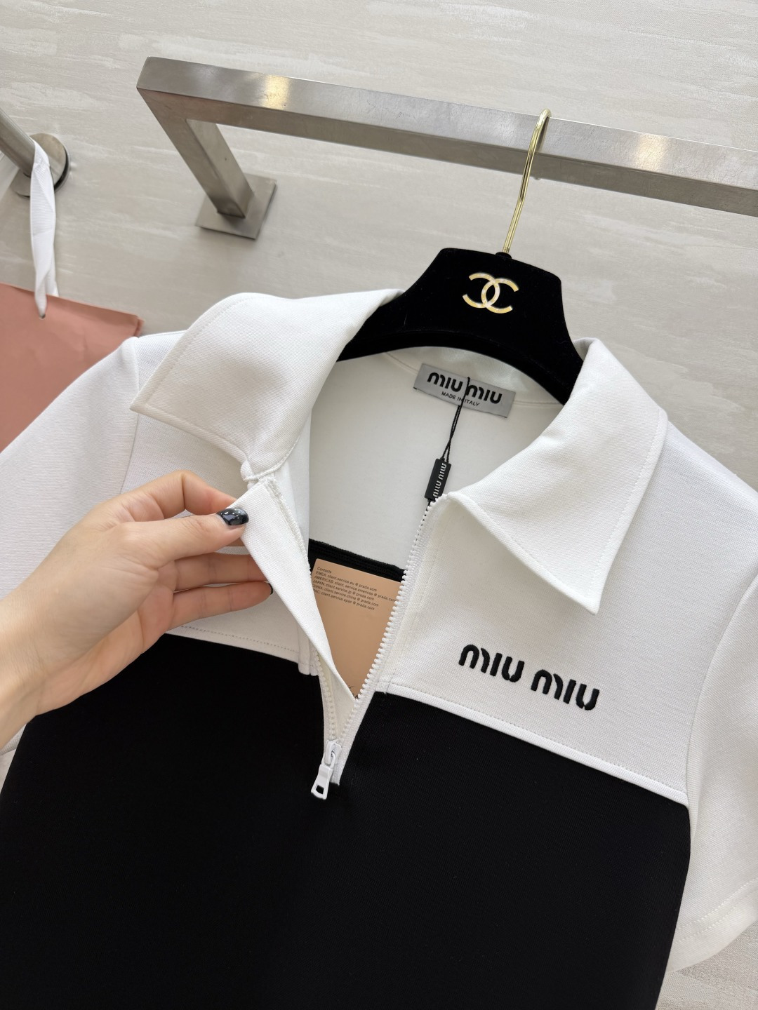 ✨ Miu系 学院风Polo百褶裙 撞色拼接设计 上浅下深的经典配色 干净又显气质 Polo领+半拉链 