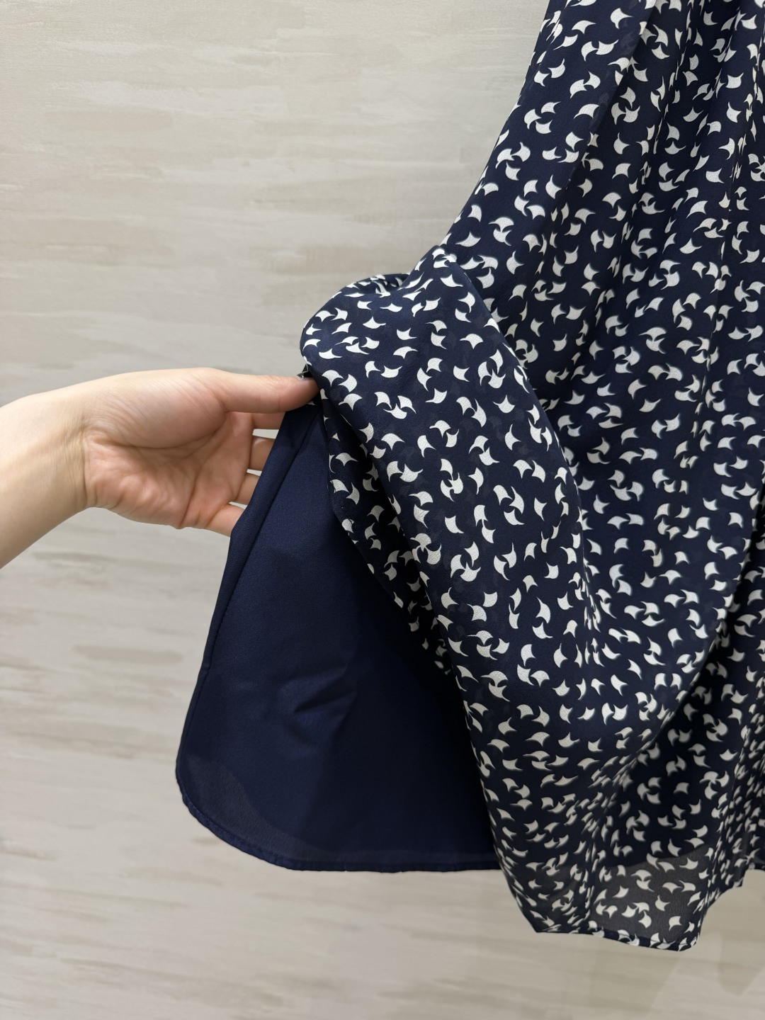 #Ralph Lauren²⁶ss紫标系列 藏青底真丝碎花半裙 碎花真丝把浪漫刻进骨子里 温柔又灵动 自