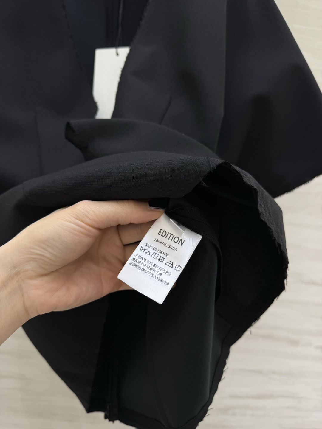 edition 毛边V领上衣🖤利落深V+宽松阔袖，自带松弛感毛边细节打破沉闷，随性又高级挺括面料撑起气场