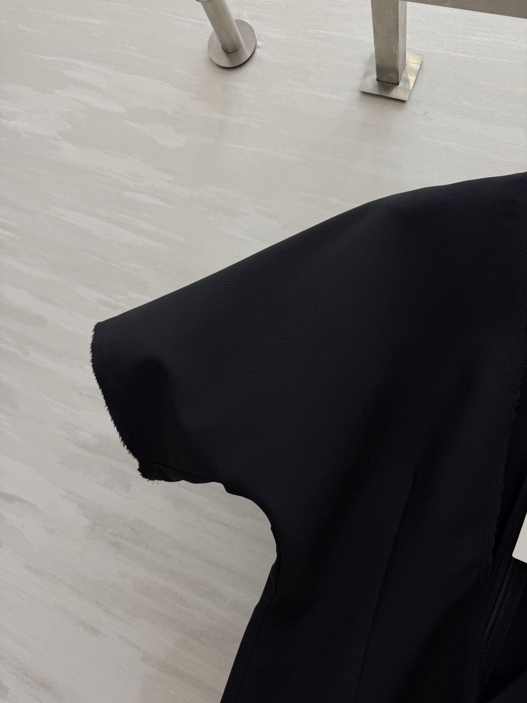 edition 毛边V领上衣🖤利落深V+宽松阔袖，自带松弛感毛边细节打破沉闷，随性又高级挺括面料撑起气场