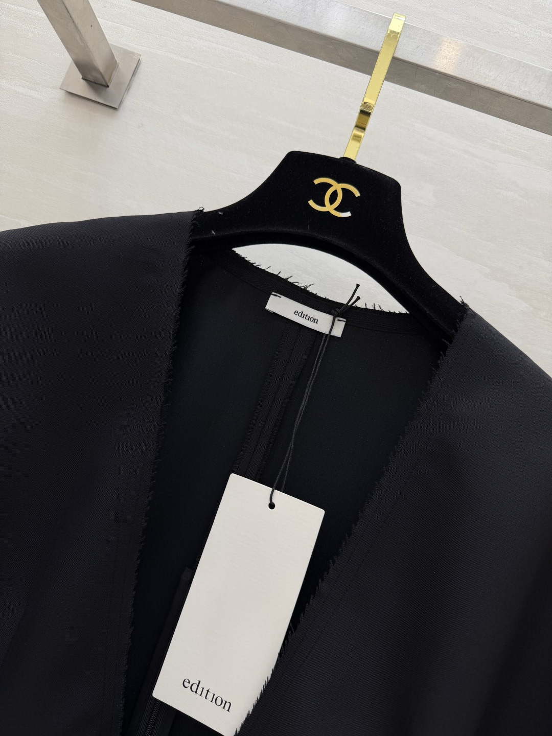 edition 毛边V领上衣🖤利落深V+宽松阔袖，自带松弛感毛边细节打破沉闷，随性又高级挺括面料撑起气场