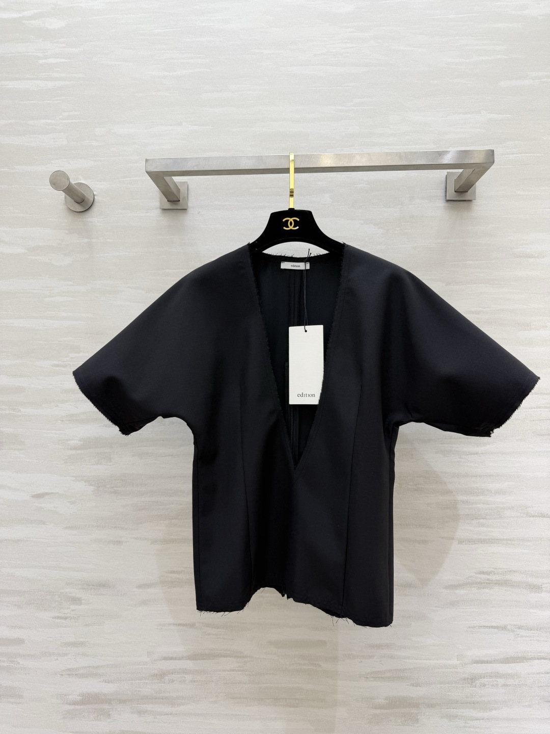 edition 毛边V领上衣🖤利落深V+宽松阔袖，自带松弛感毛边细节打破沉闷，随性又高级挺括面料撑起气场