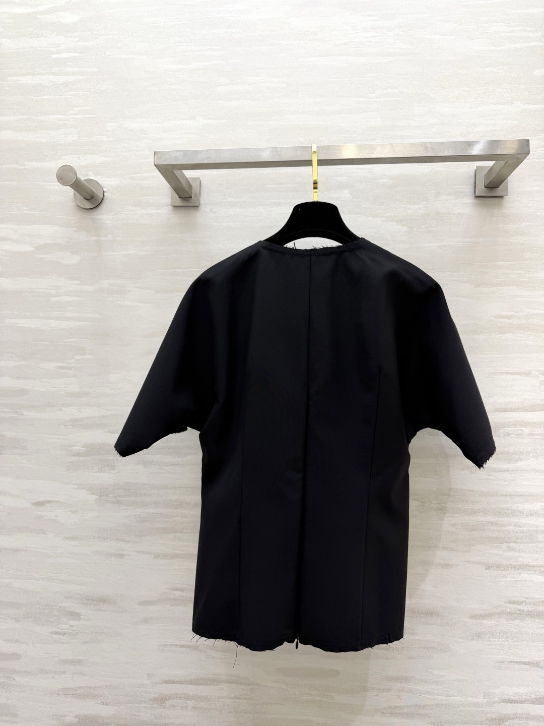 edition 毛边V领上衣🖤利落深V+宽松阔袖，自带松弛感毛边细节打破沉闷，随性又高级挺括面料撑起气场