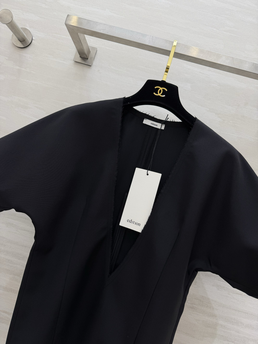 edition 毛边V领上衣🖤利落深V+宽松阔袖，自带松弛感毛边细节打破沉闷，随性又高级挺括面料撑起气场