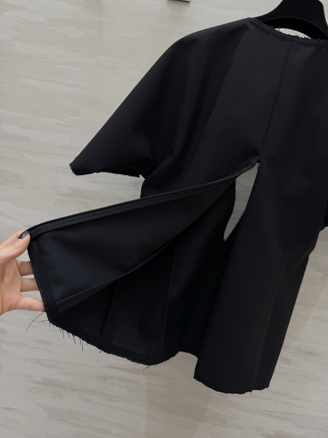 edition 毛边V领上衣🖤利落深V+宽松阔袖，自带松弛感毛边细节打破沉闷，随性又高级挺括面料撑起气场