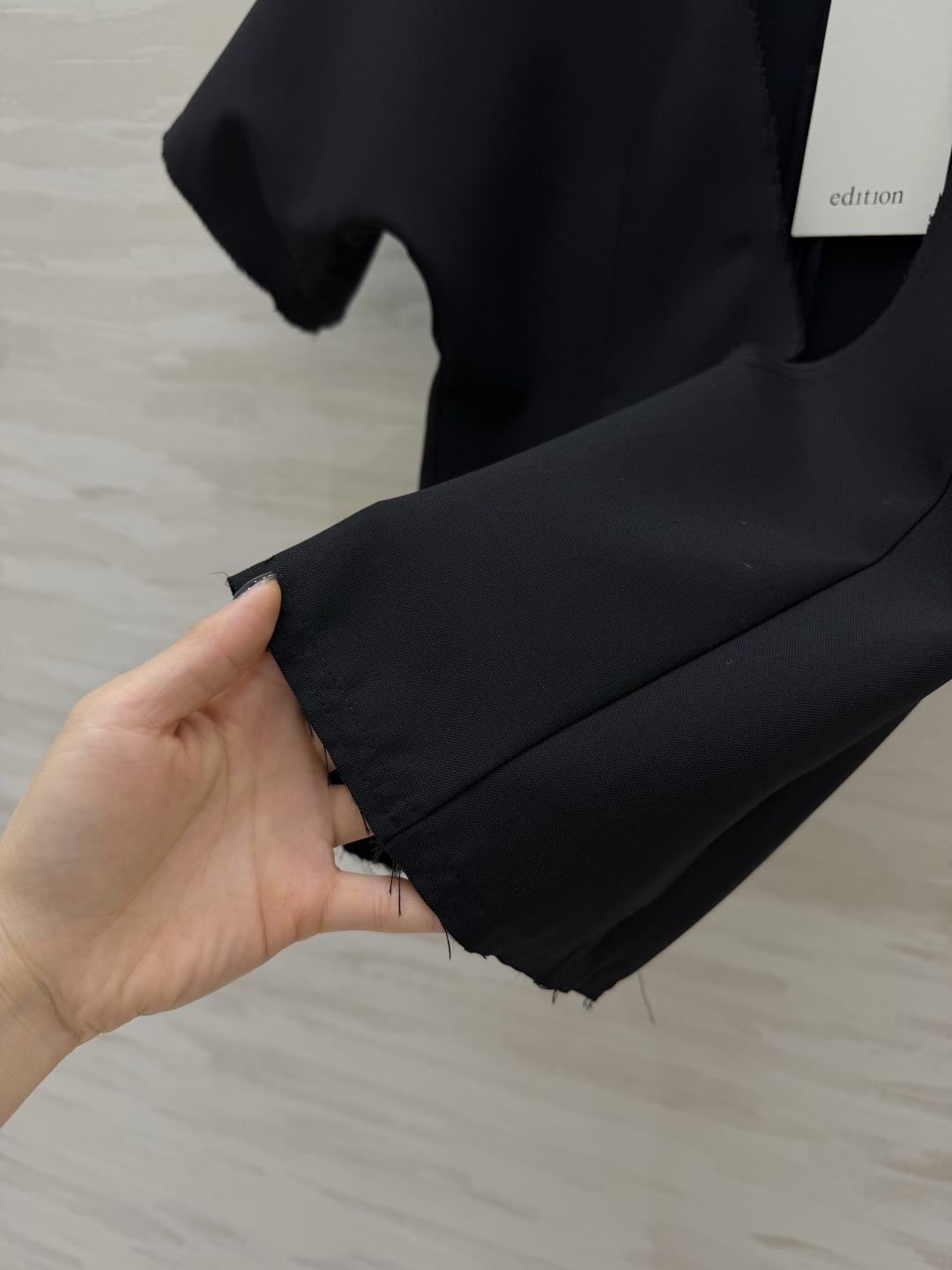 edition 毛边V领上衣🖤利落深V+宽松阔袖，自带松弛感毛边细节打破沉闷，随性又高级挺括面料撑起气场