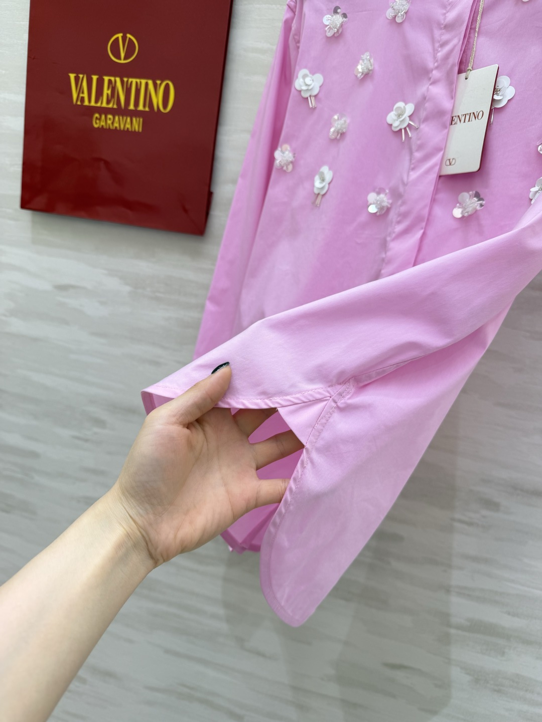 Valentin♡²⁶新款立体花饰衬衫🌸把春日浪漫穿在身上奶白/樱花粉双色可选手工钉珠+立体花朵刺绣精致